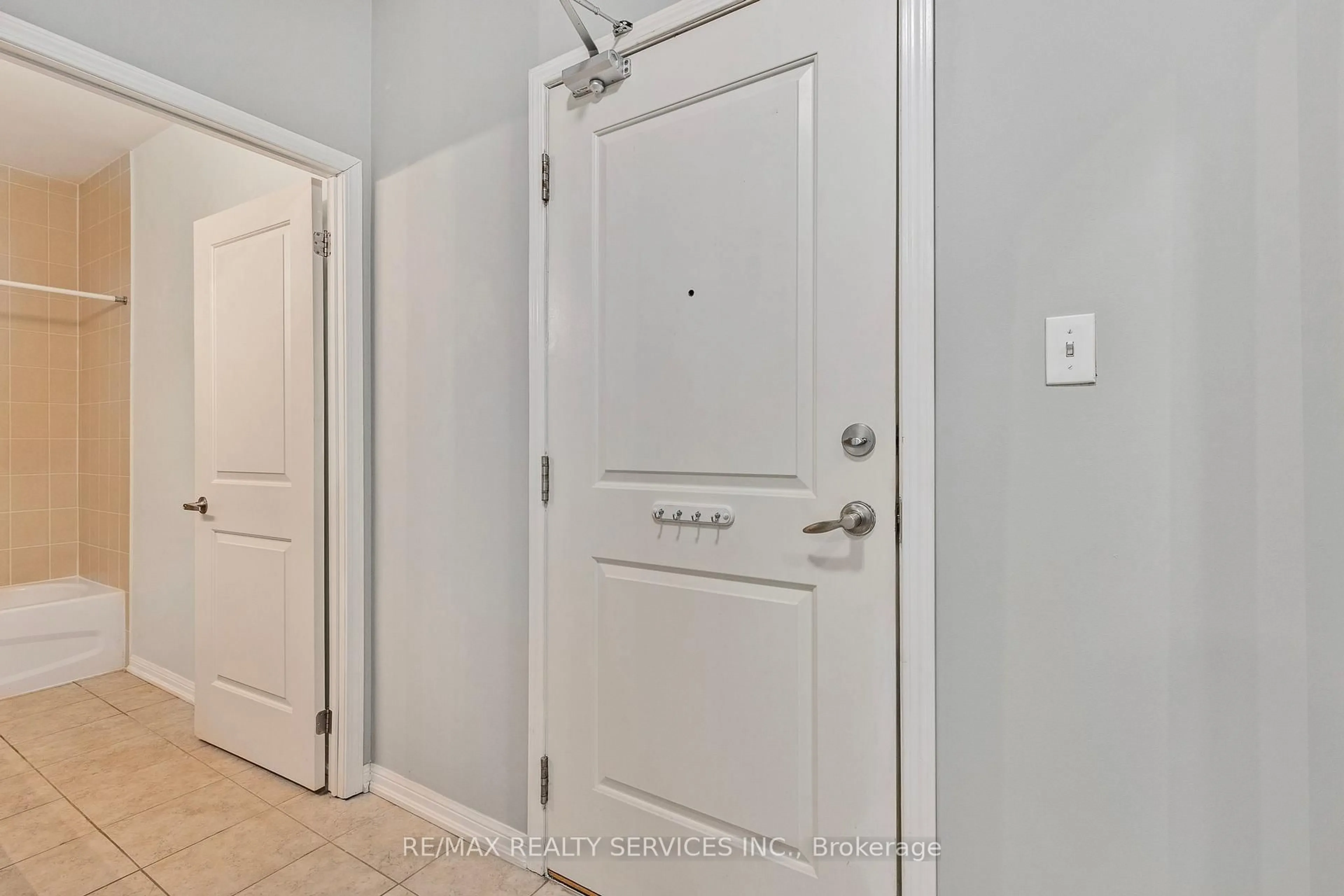 Indoor entryway for 54 Harvey Johnston Way #123, Whitby Ontario L1M 0J7