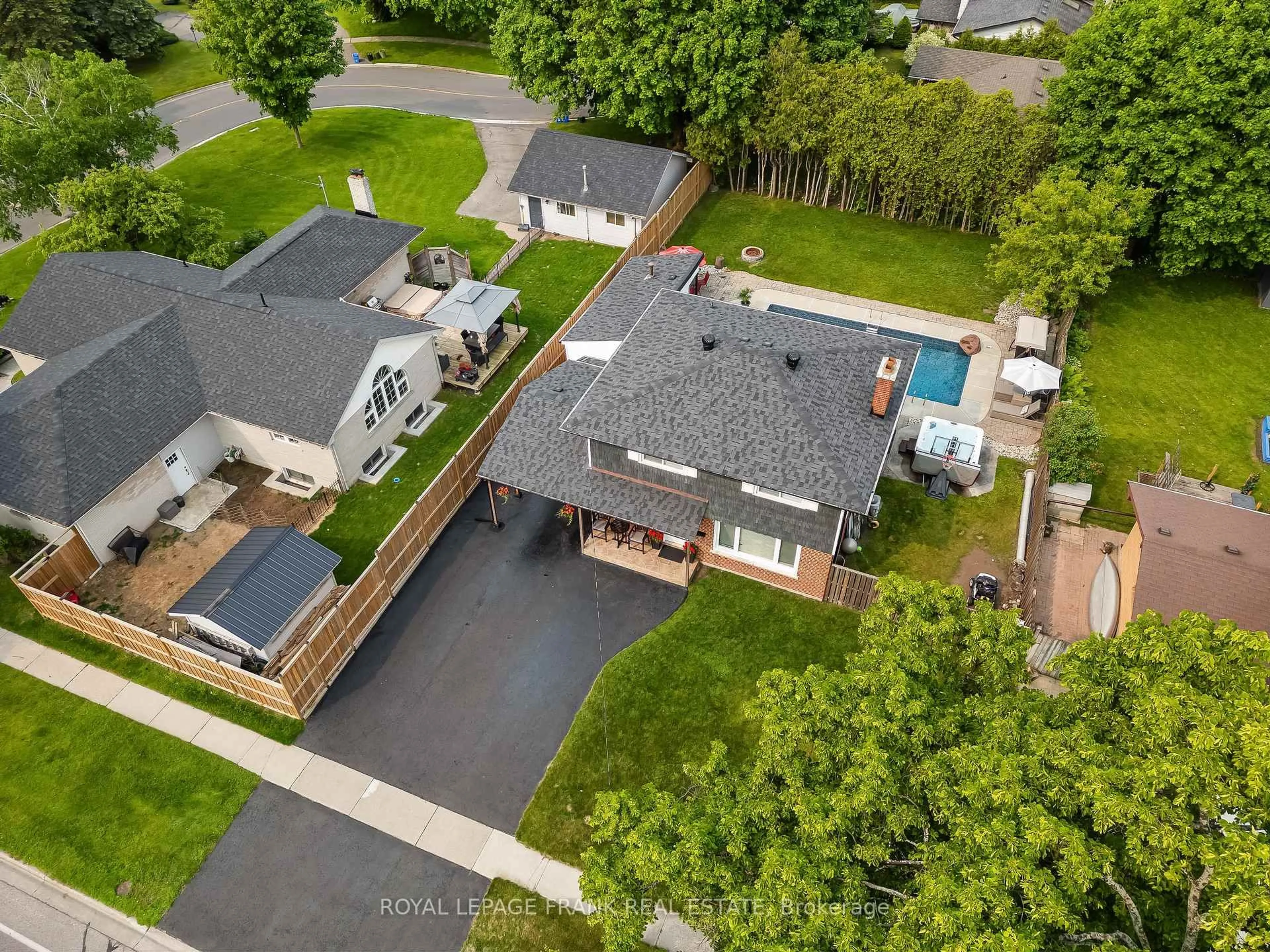 A pic from outside/outdoor area/front of a property/back of a property/a pic from drone, street for 904 Somerville St, Oshawa Ontario L1G 4J7