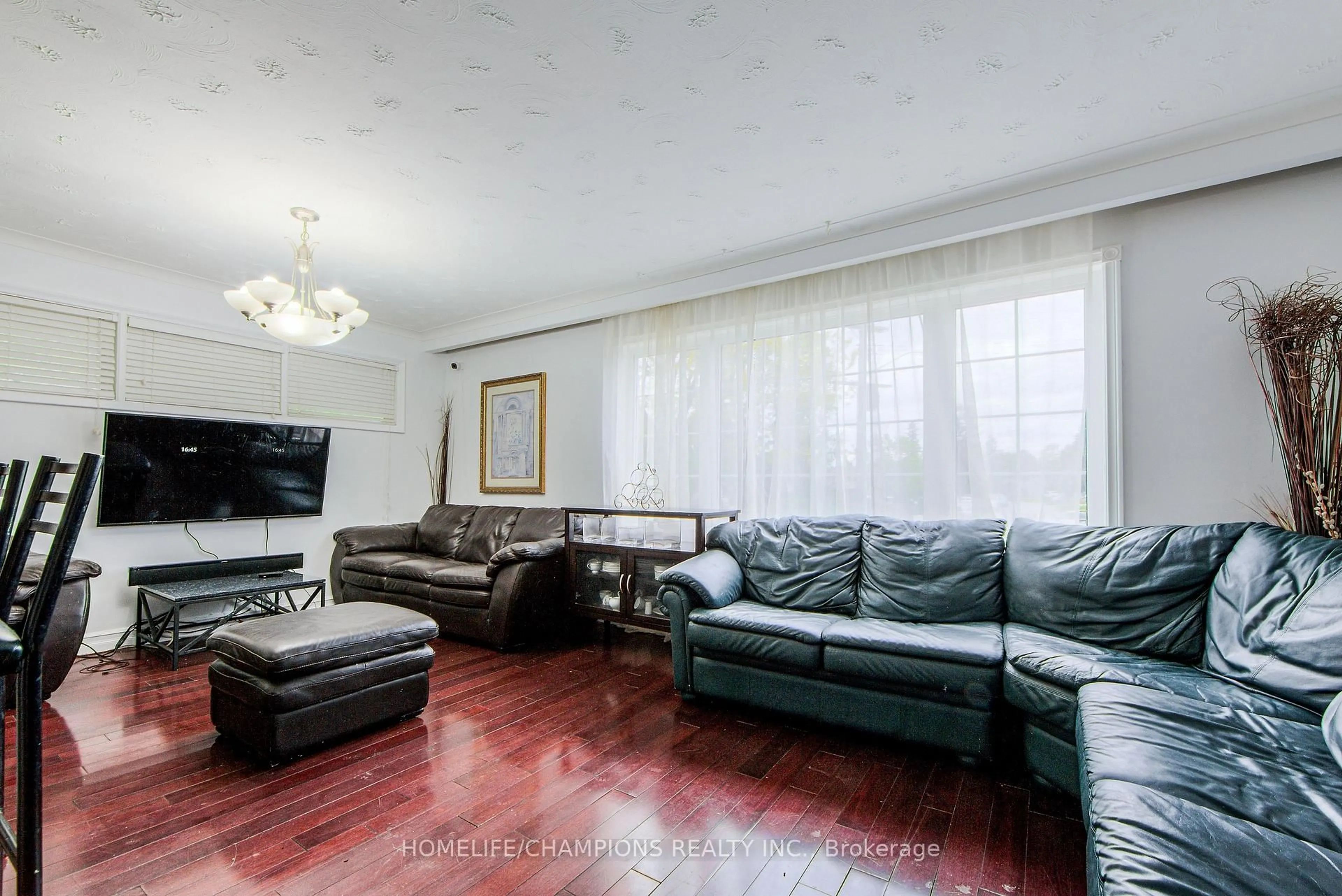 Living room with furniture, unknown for 29 Penzance Dr, Toronto Ontario M1K 4Z4