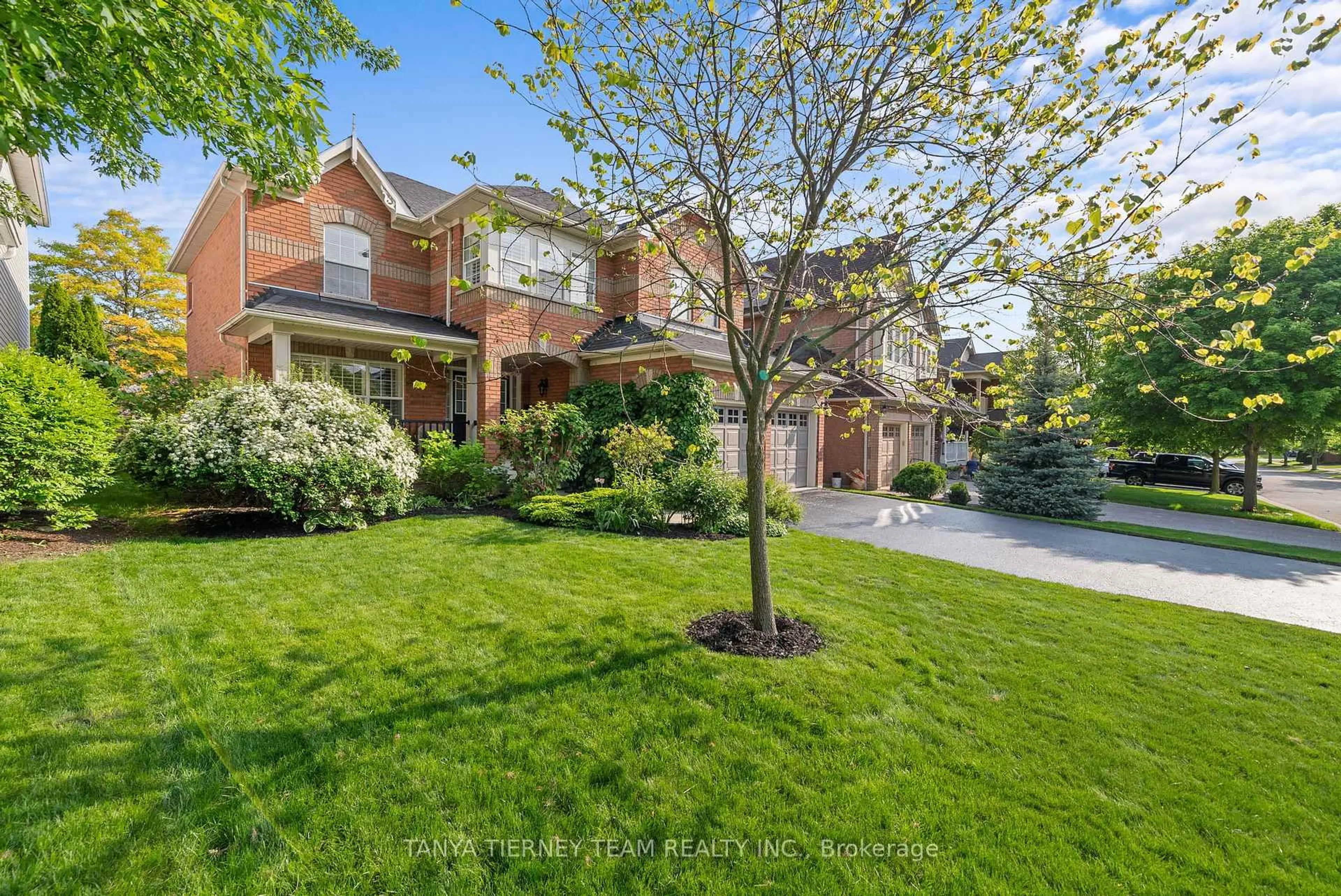 A pic from outside/outdoor area/front of a property/back of a property/a pic from drone, street for 19 Pauline Ave, Whitby Ontario L1M 2H7