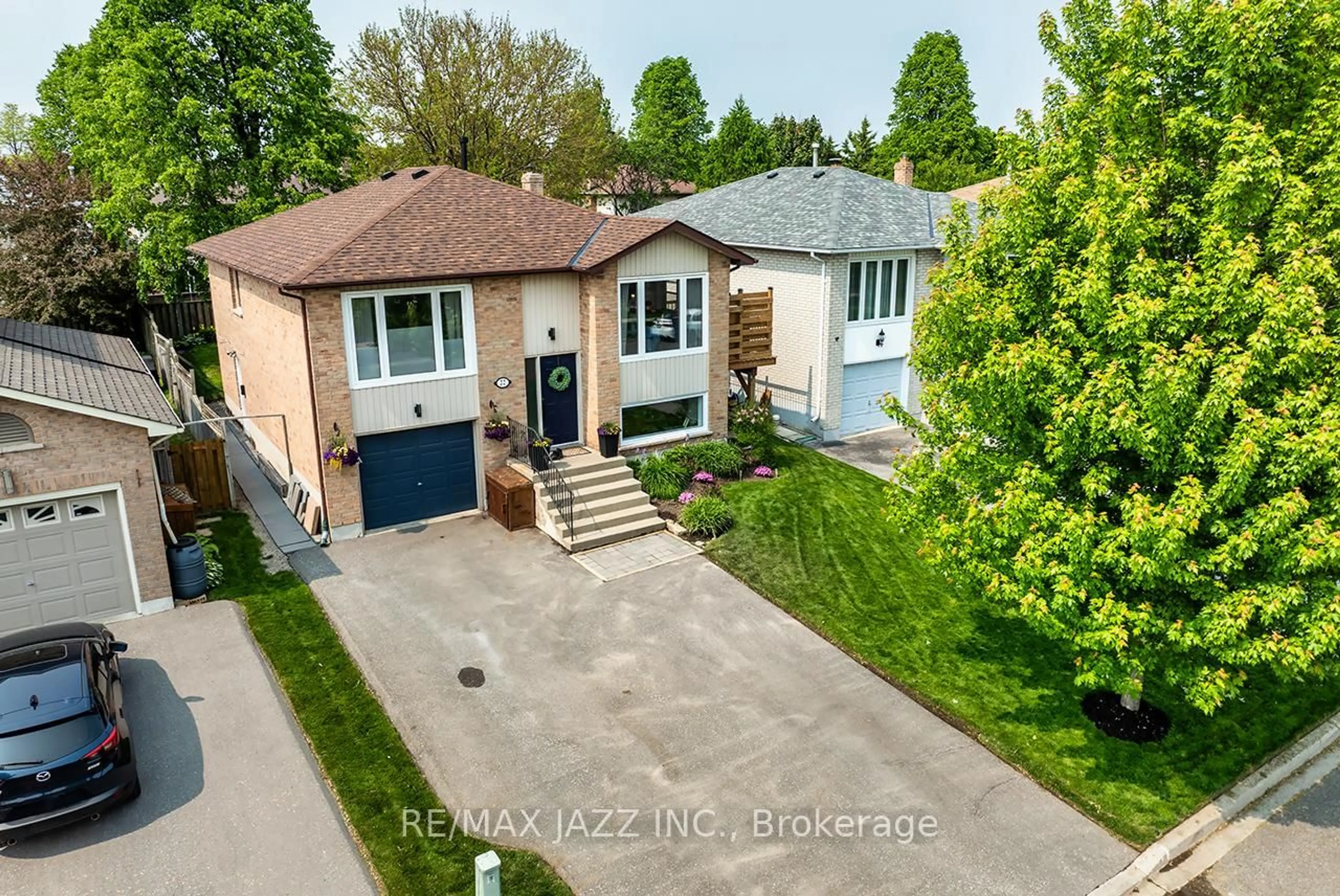 A pic from outside/outdoor area/front of a property/back of a property/a pic from drone, street for 22 Dunkin Ave, Clarington Ontario L1E 2E3