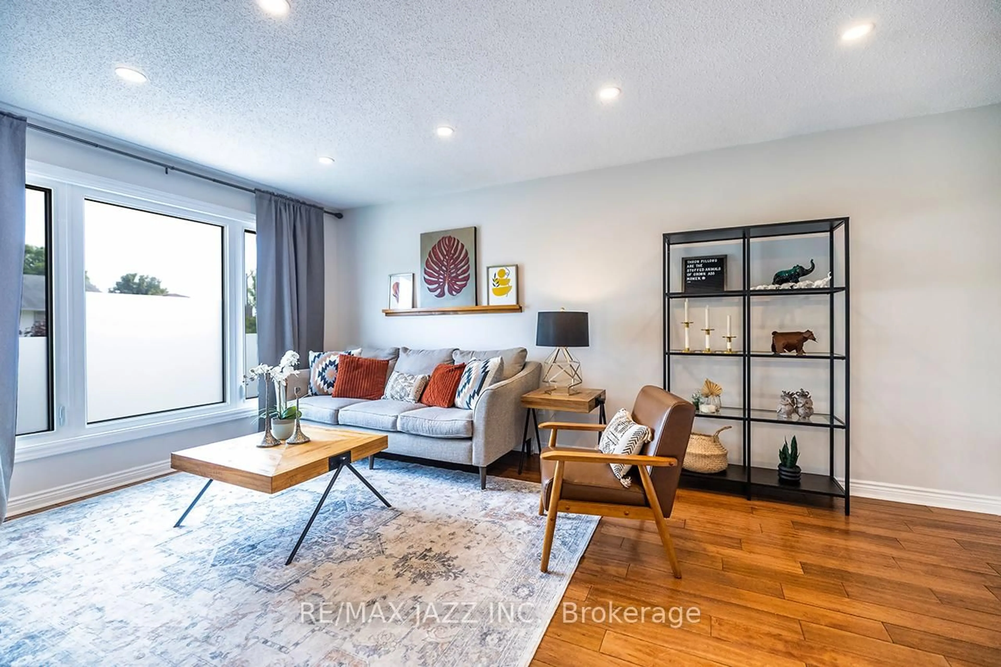 Living room with furniture, wood/laminate floor for 22 Dunkin Ave, Clarington Ontario L1E 2E3