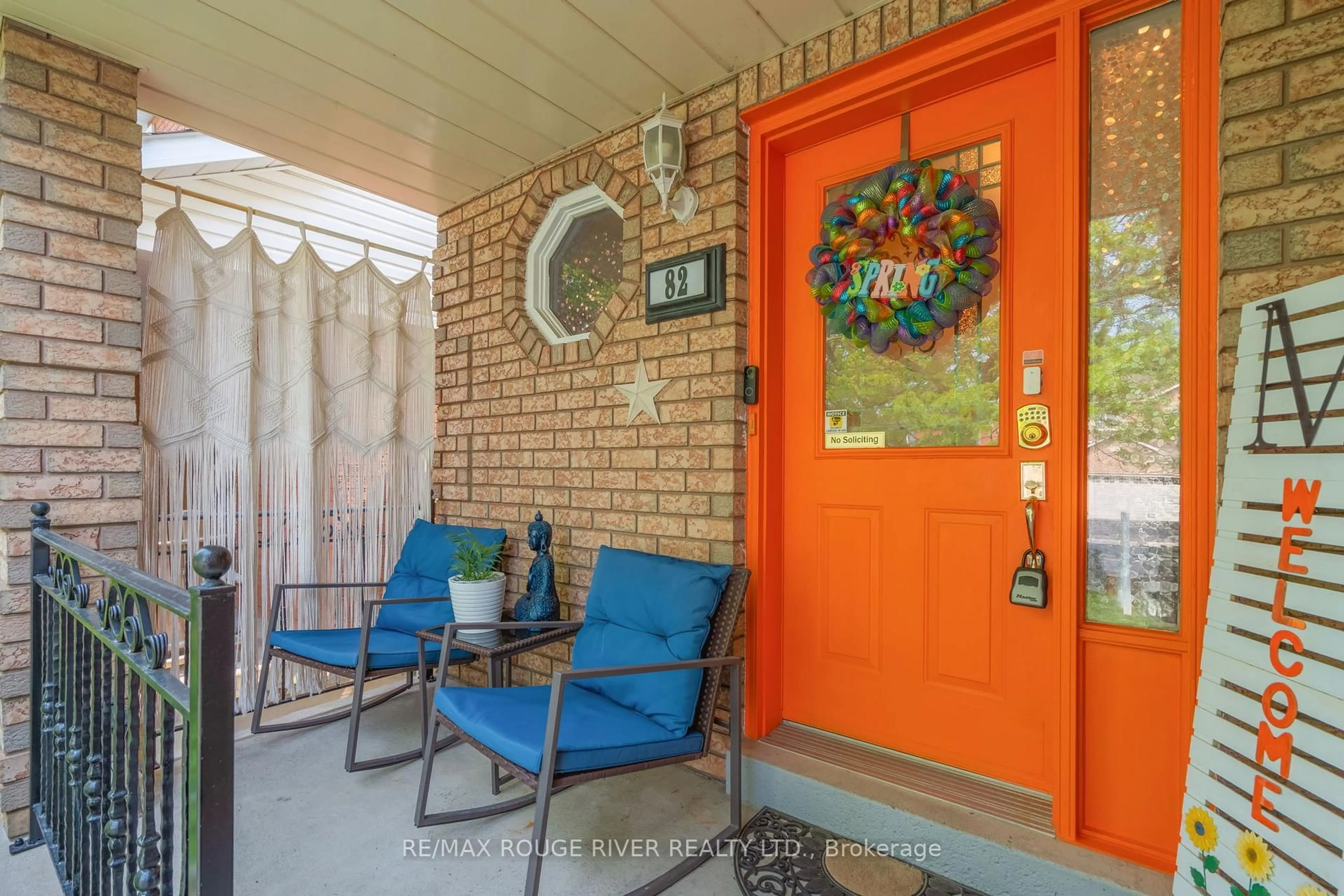 Indoor entryway for 82 Edgerton Dr, Clarington Ontario L1C 4T8