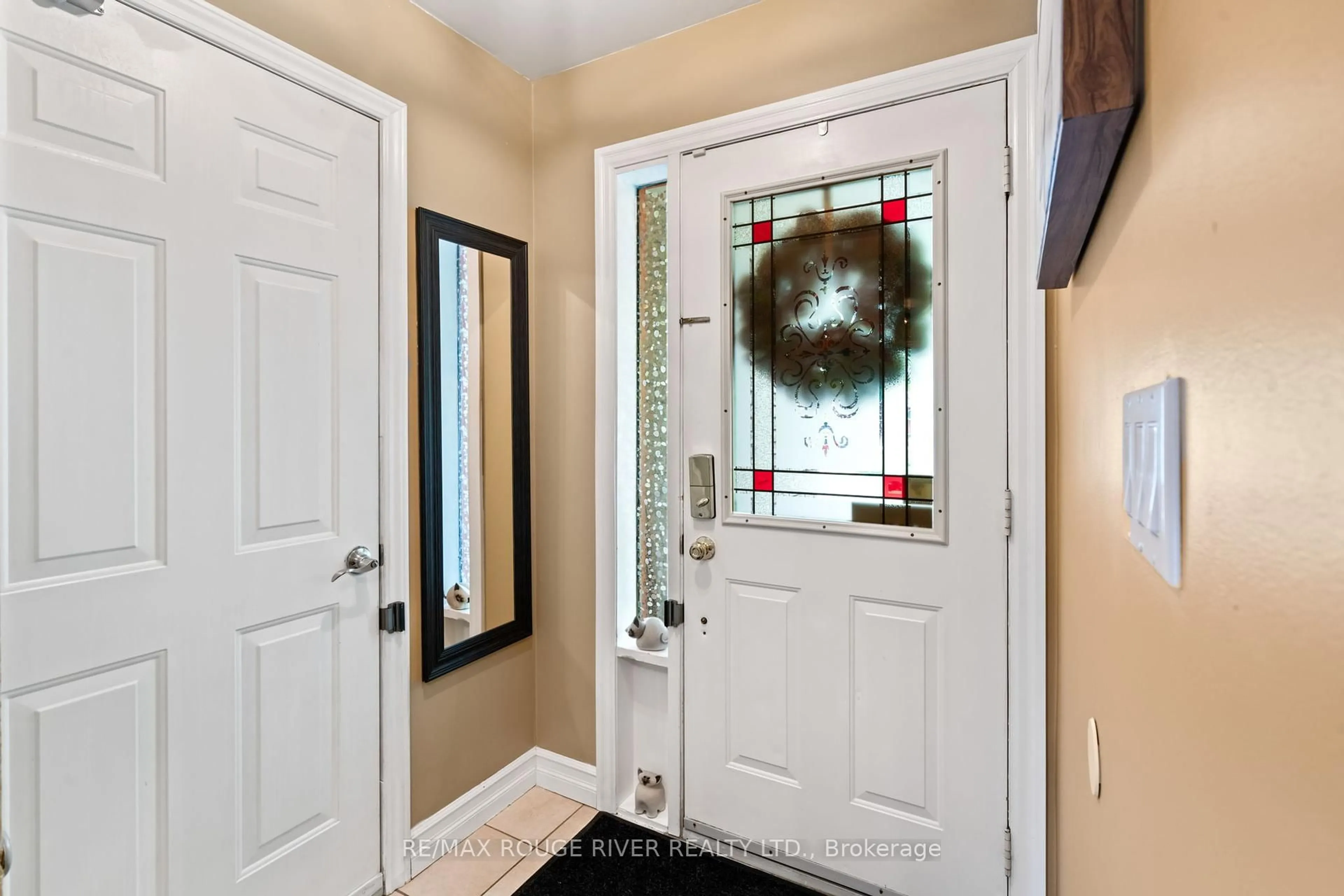 Indoor entryway for 82 Edgerton Dr, Clarington Ontario L1C 4T8