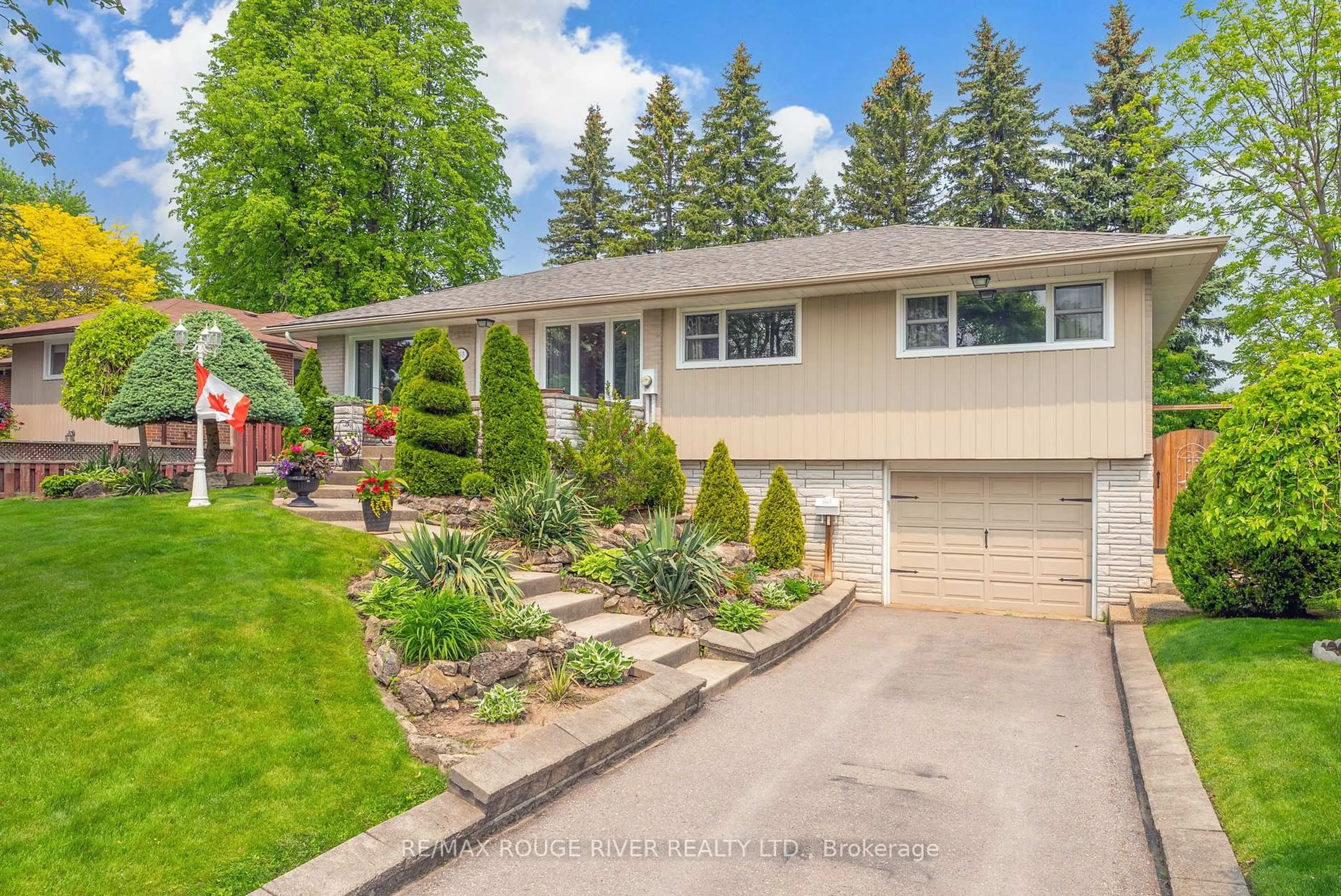 Home with vinyl exterior material, street for 665 Jasmine Cres, Oshawa Ontario L1G 3C4