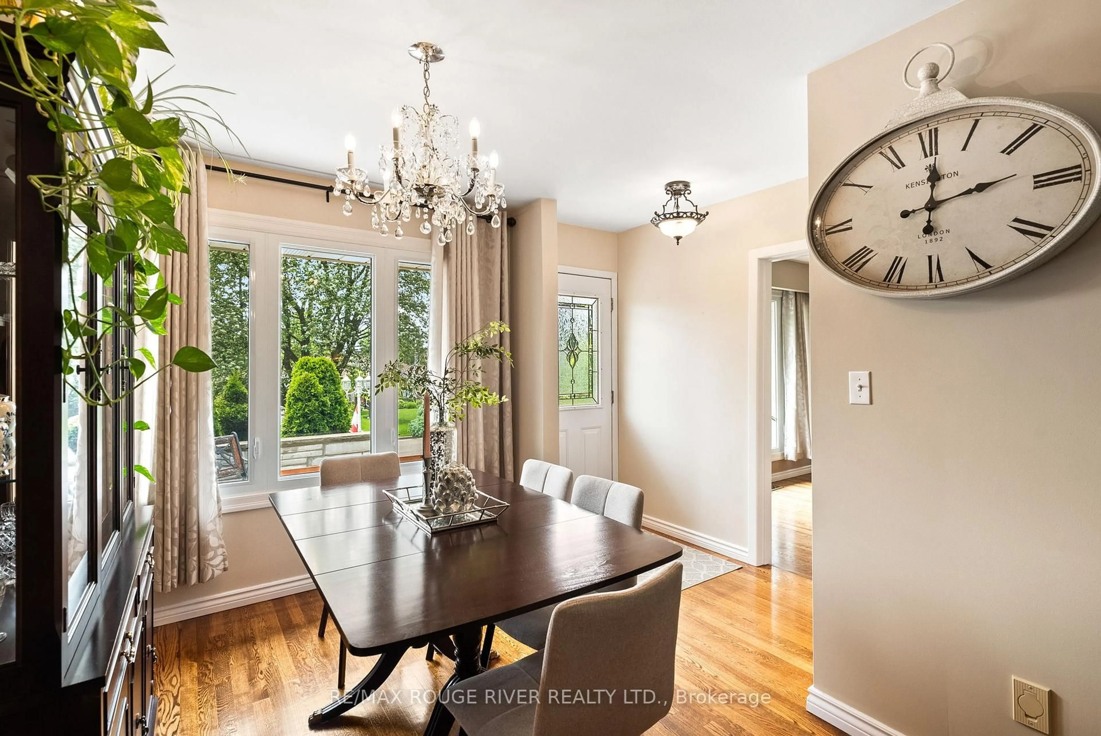 Dining room, wood/laminate floor for 665 Jasmine Cres, Oshawa Ontario L1G 3C4