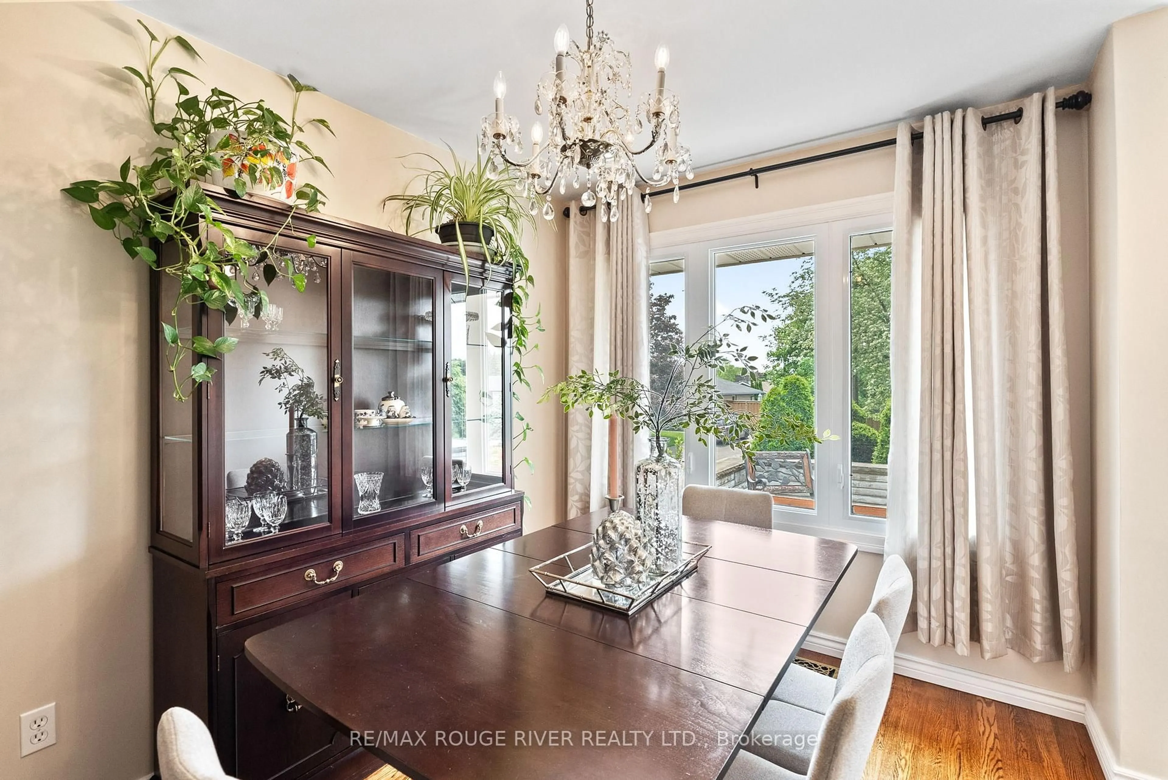 Dining room, wood/laminate floor for 665 Jasmine Cres, Oshawa Ontario L1G 3C4