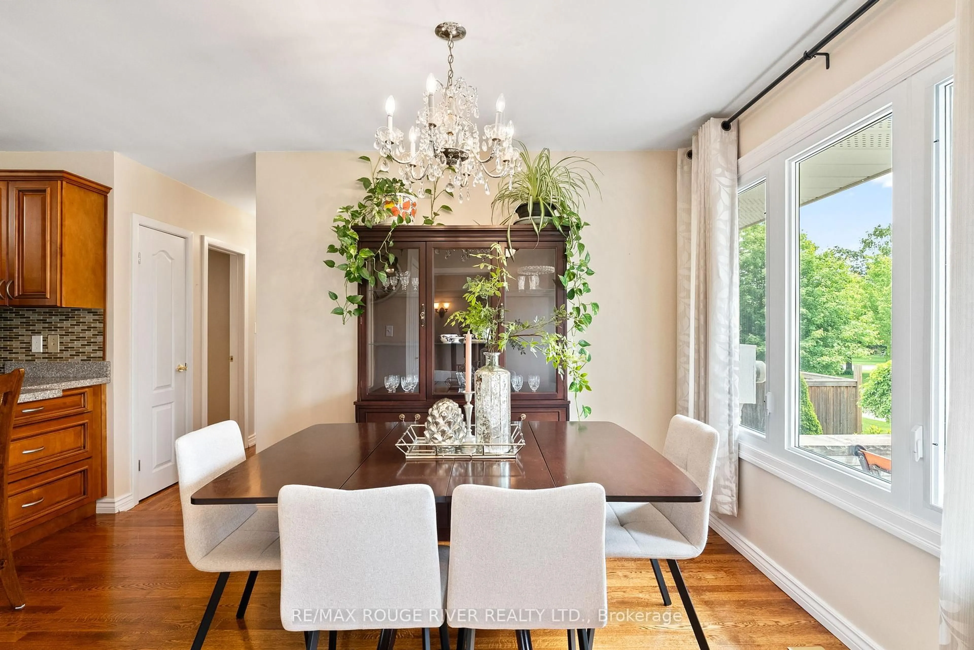 Dining room, wood/laminate floor for 665 Jasmine Cres, Oshawa Ontario L1G 3C4