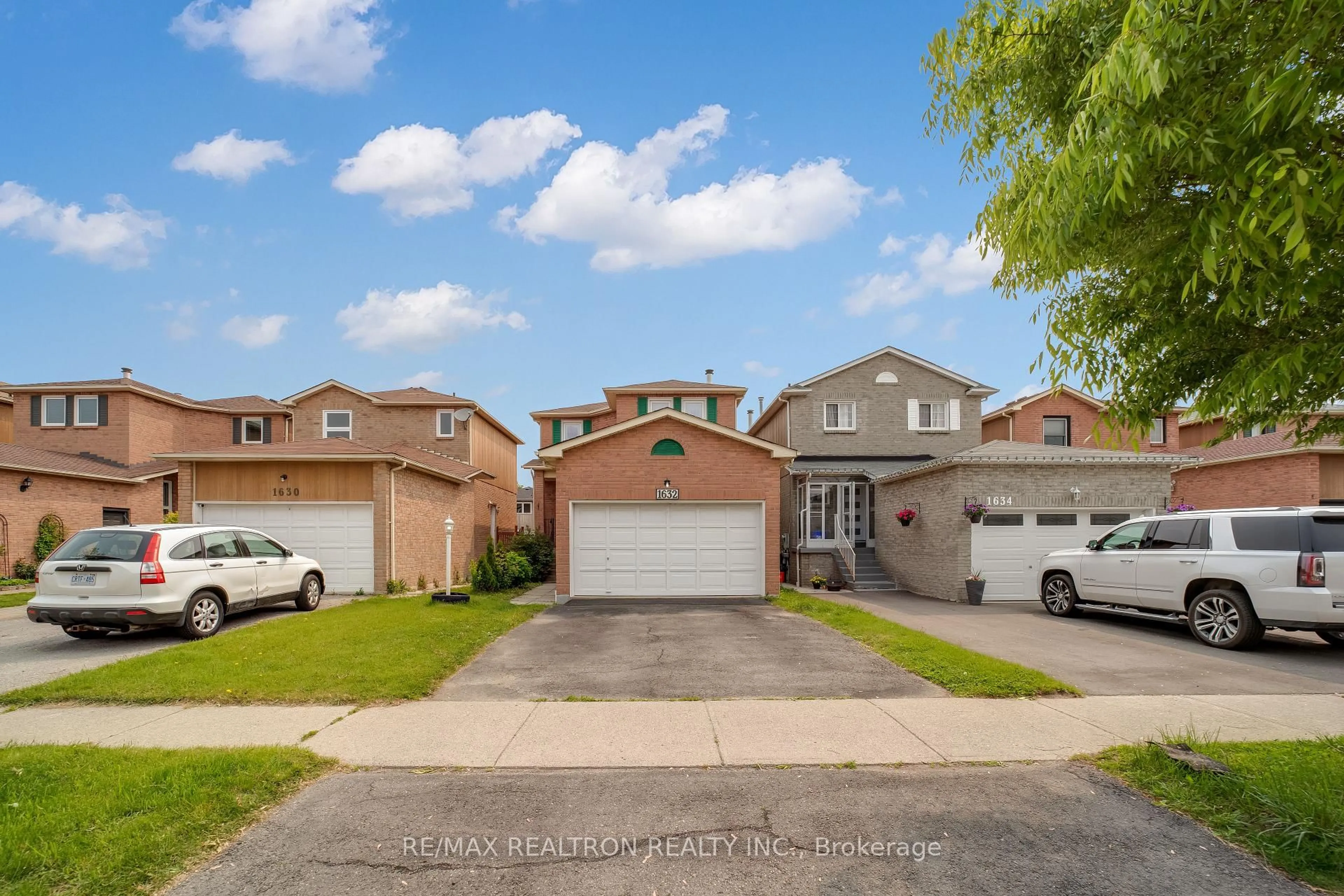 A pic from outside/outdoor area/front of a property/back of a property/a pic from drone, street for 1632 Fairfield Cres, Pickering Ontario L1V 6H1