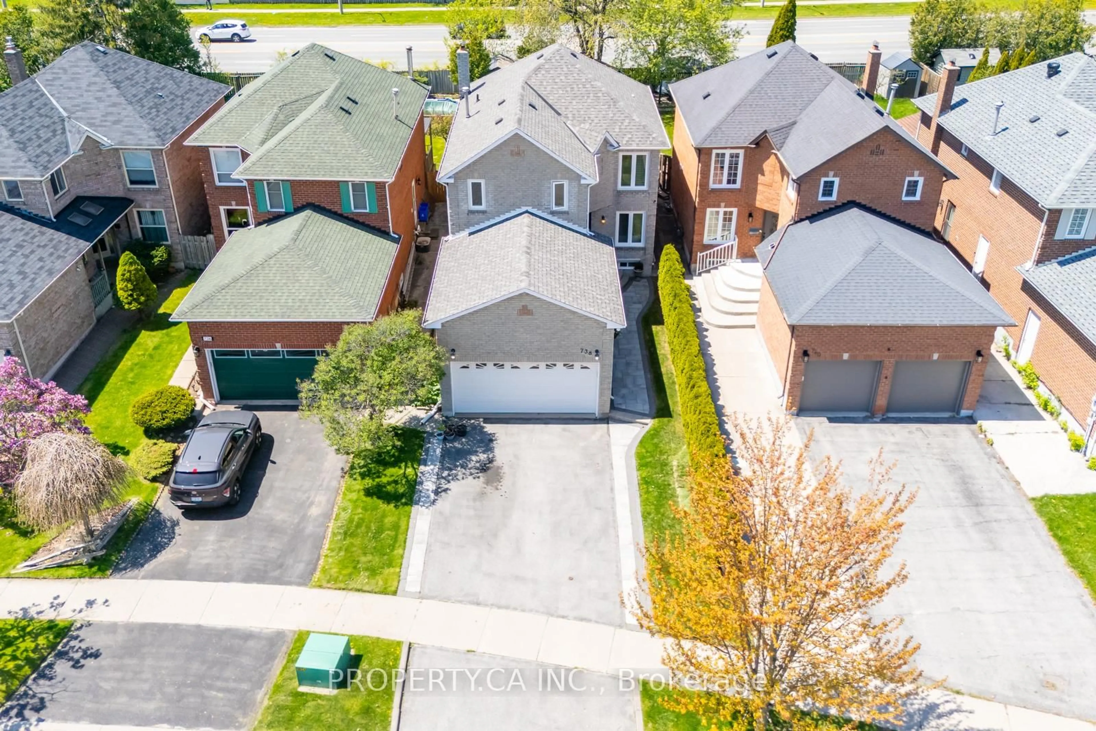 A pic from outside/outdoor area/front of a property/back of a property/a pic from drone, street for 738 Aspen Rd, Pickering Ontario L1V 4H2