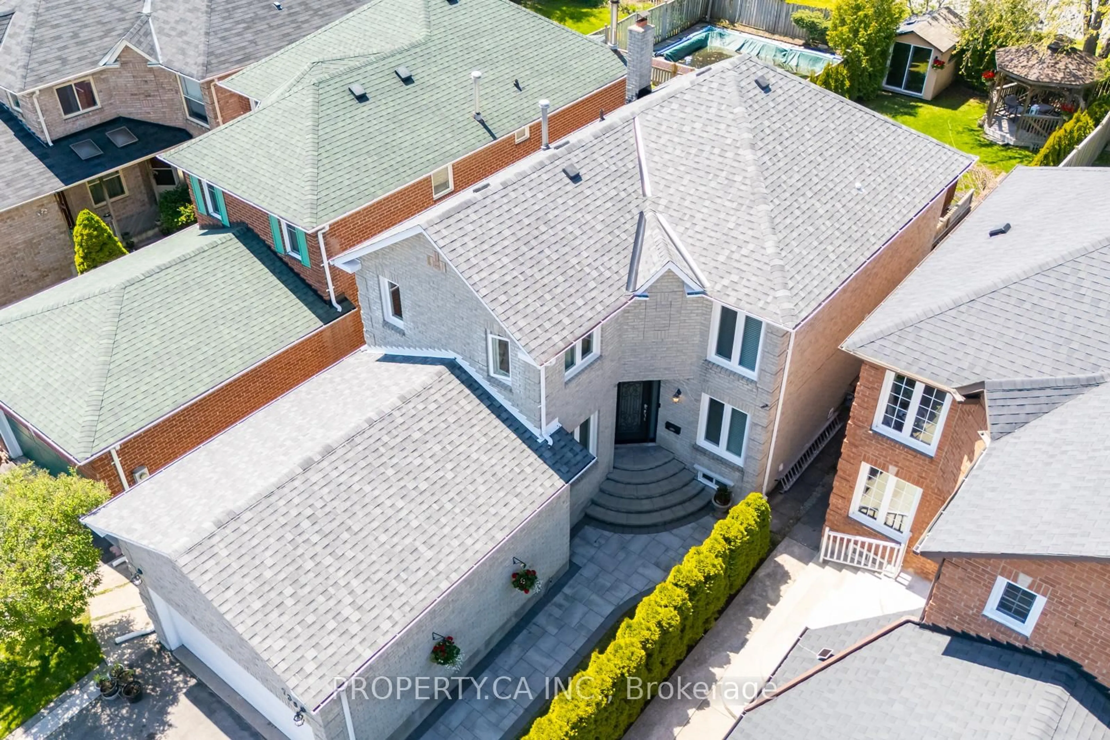 A pic from outside/outdoor area/front of a property/back of a property/a pic from drone, street for 738 Aspen Rd, Pickering Ontario L1V 4H2