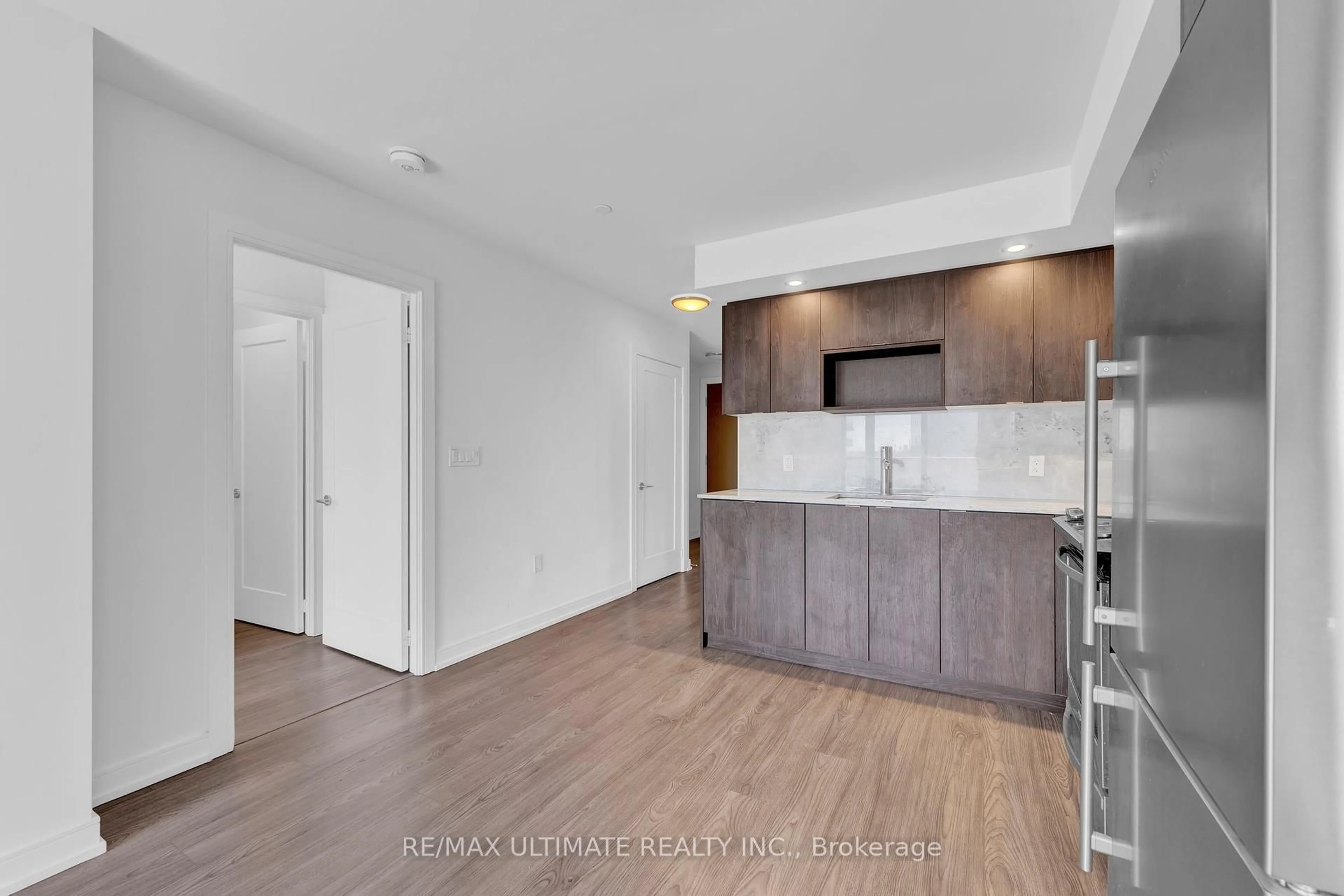 Open concept kitchen, wood/laminate floor for 225 Village Green Sq #1006, Toronto Ontario M1S 0N4