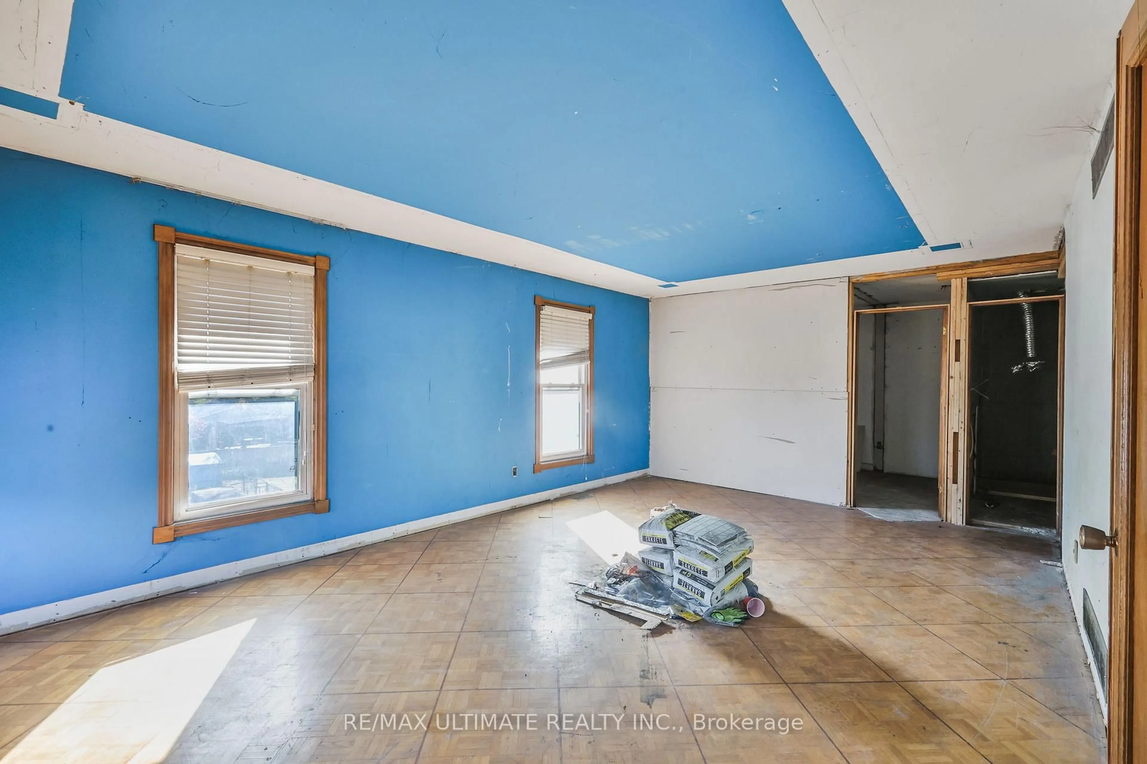 A pic of a room for 1010 Ritson Rd, Oshawa Ontario L1G 6Z5