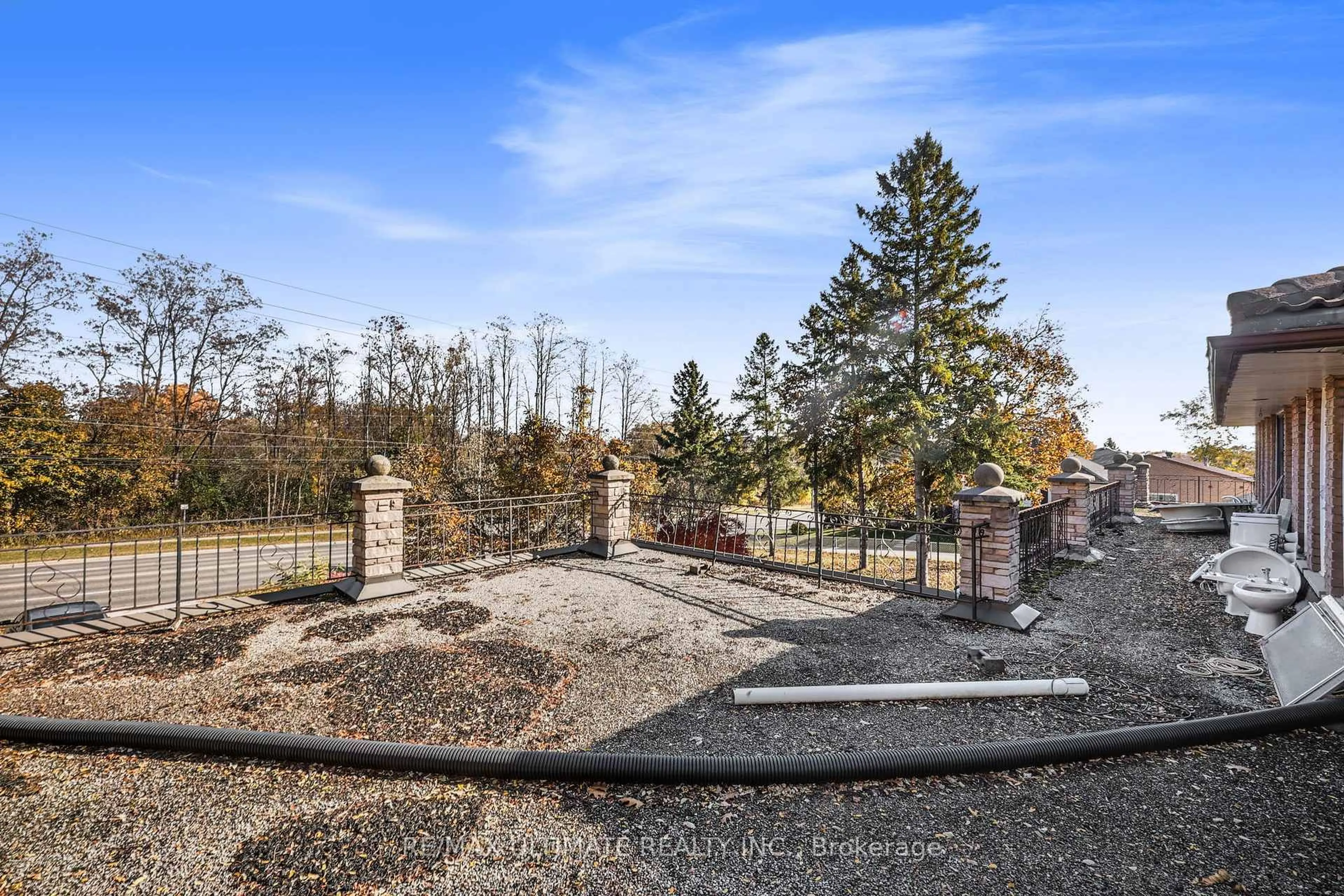 A pic from outside/outdoor area/front of a property/back of a property/a pic from drone, unknown for 1010 Ritson Rd, Oshawa Ontario L1G 6Z5