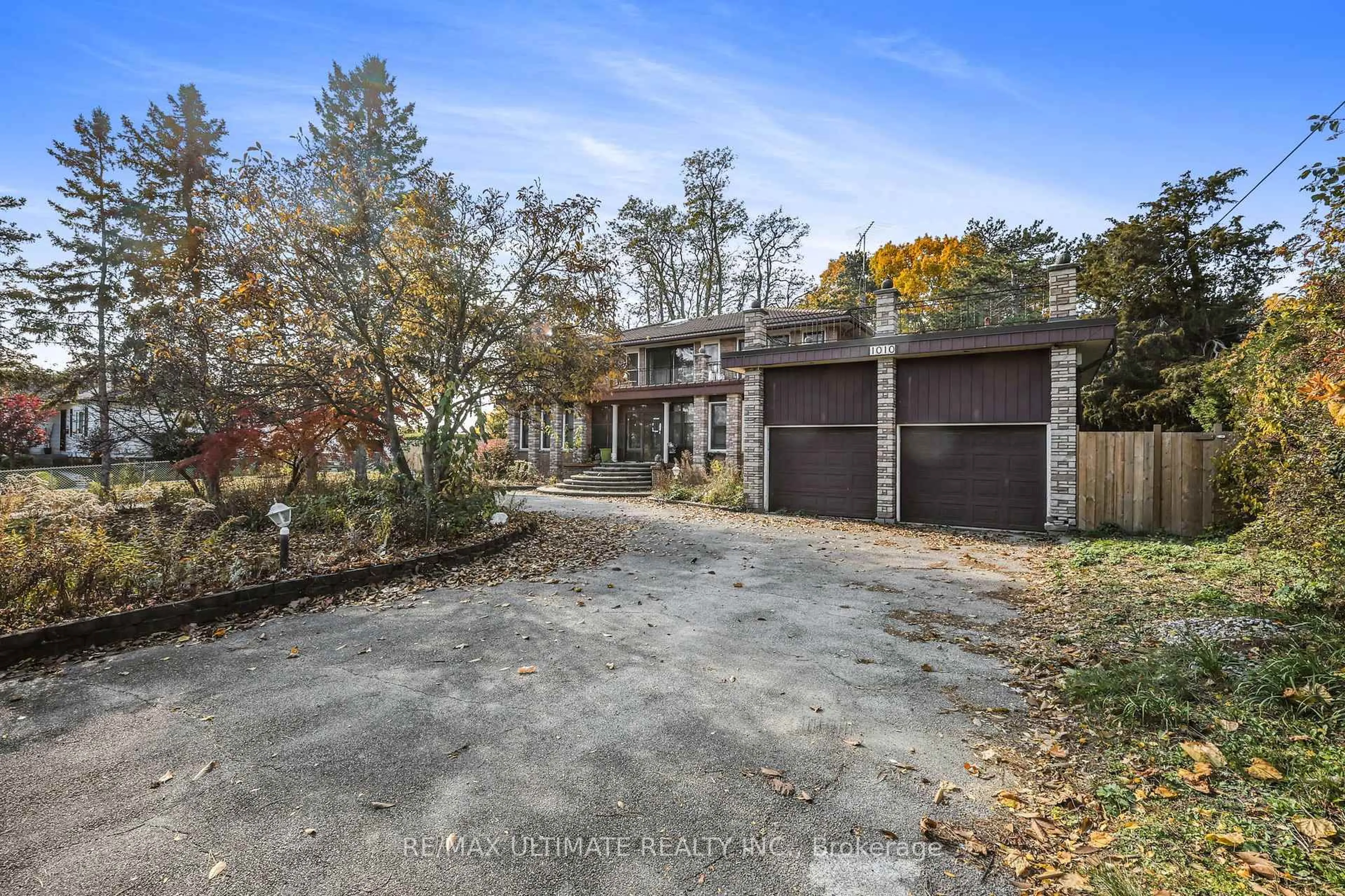 A pic from outside/outdoor area/front of a property/back of a property/a pic from drone, unknown for 1010 Ritson Rd, Oshawa Ontario L1G 6Z5
