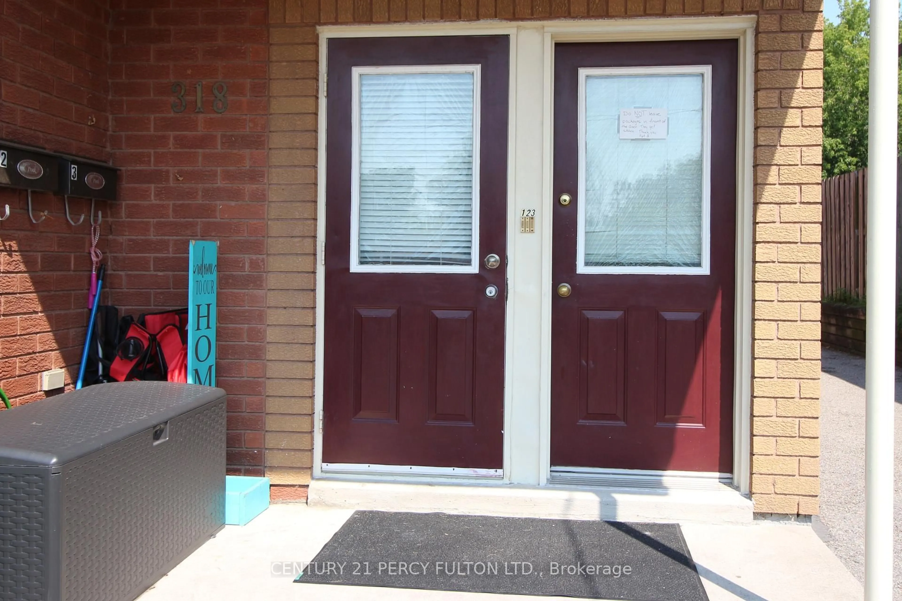 Indoor entryway for 318 College Ave, Oshawa Ontario L1J 1S1
