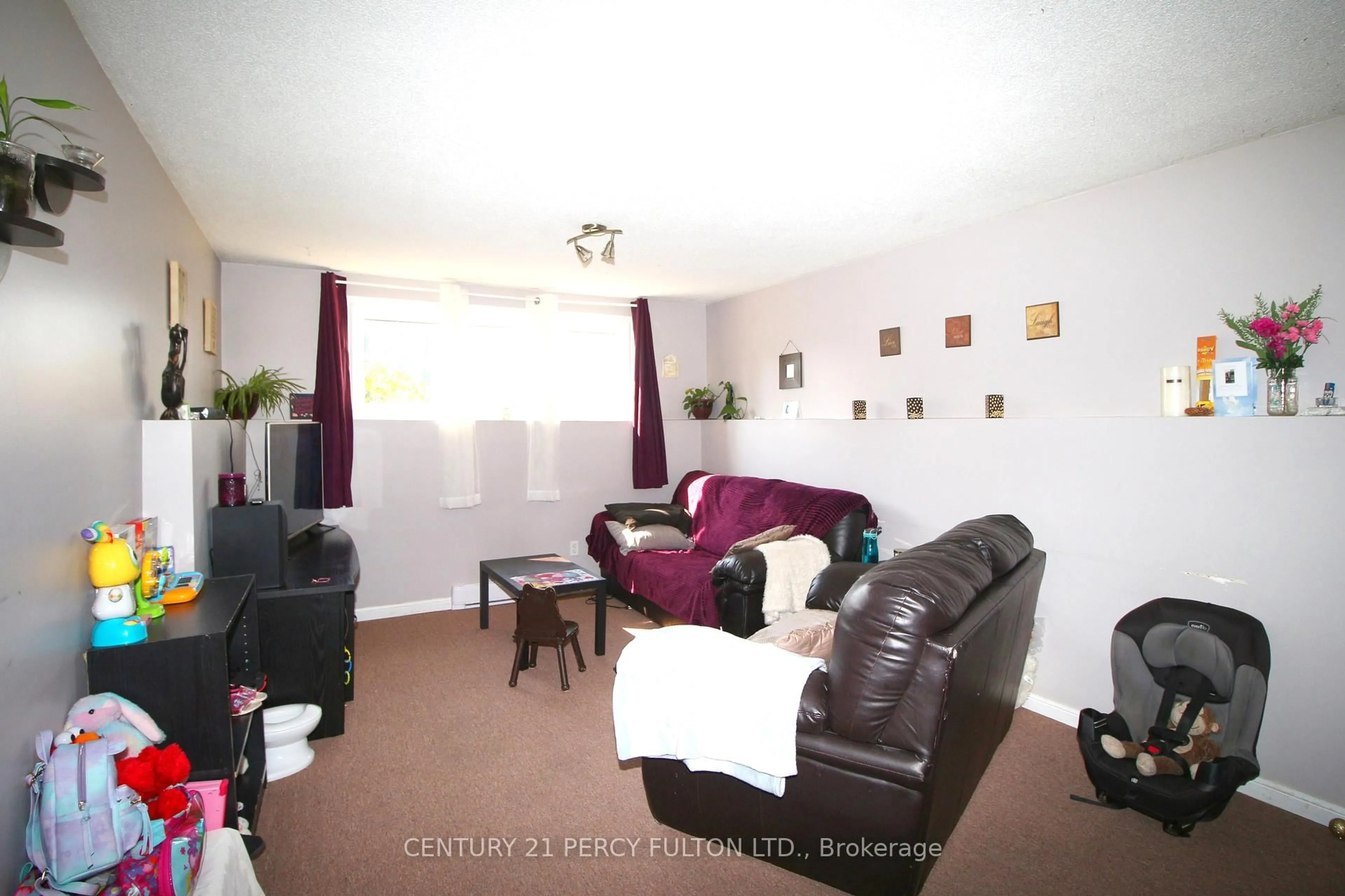 Living room with furniture, unknown for 318 College Ave, Oshawa Ontario L1J 1S1