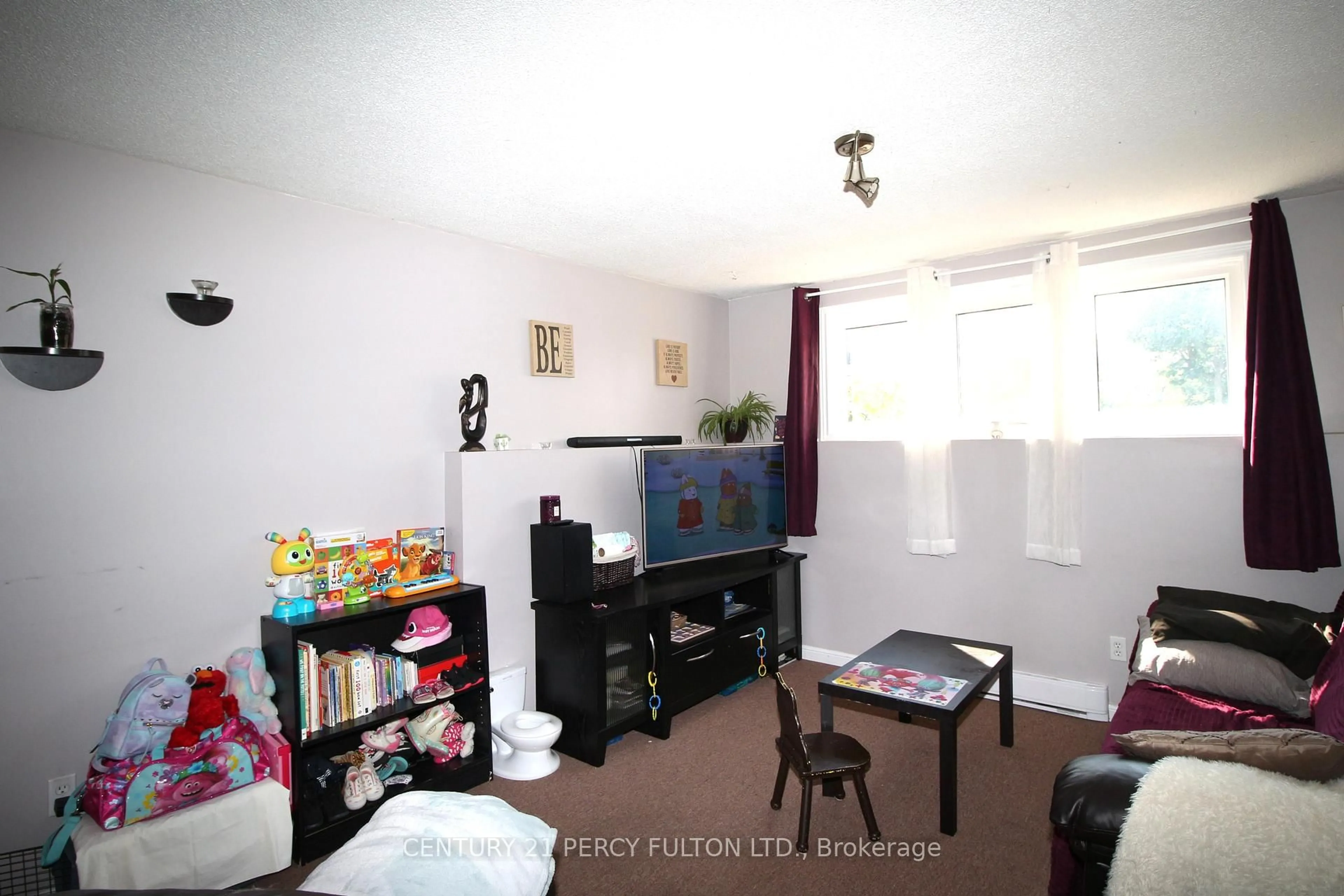A pic of a room for 318 College Ave, Oshawa Ontario L1J 1S1