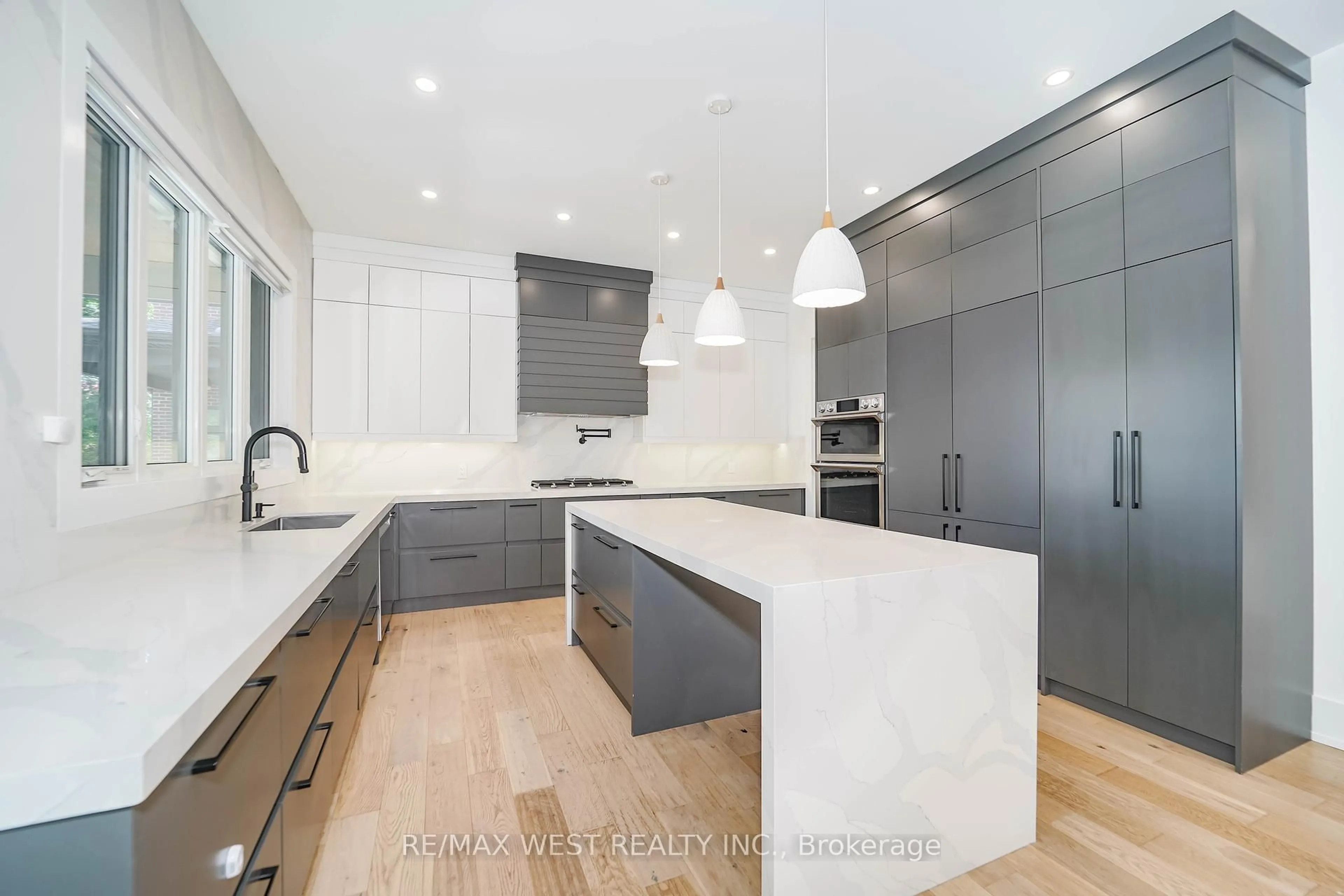 Contemporary kitchen, unknown for 407 Cochrane St, Whitby Ontario L1N 5J6