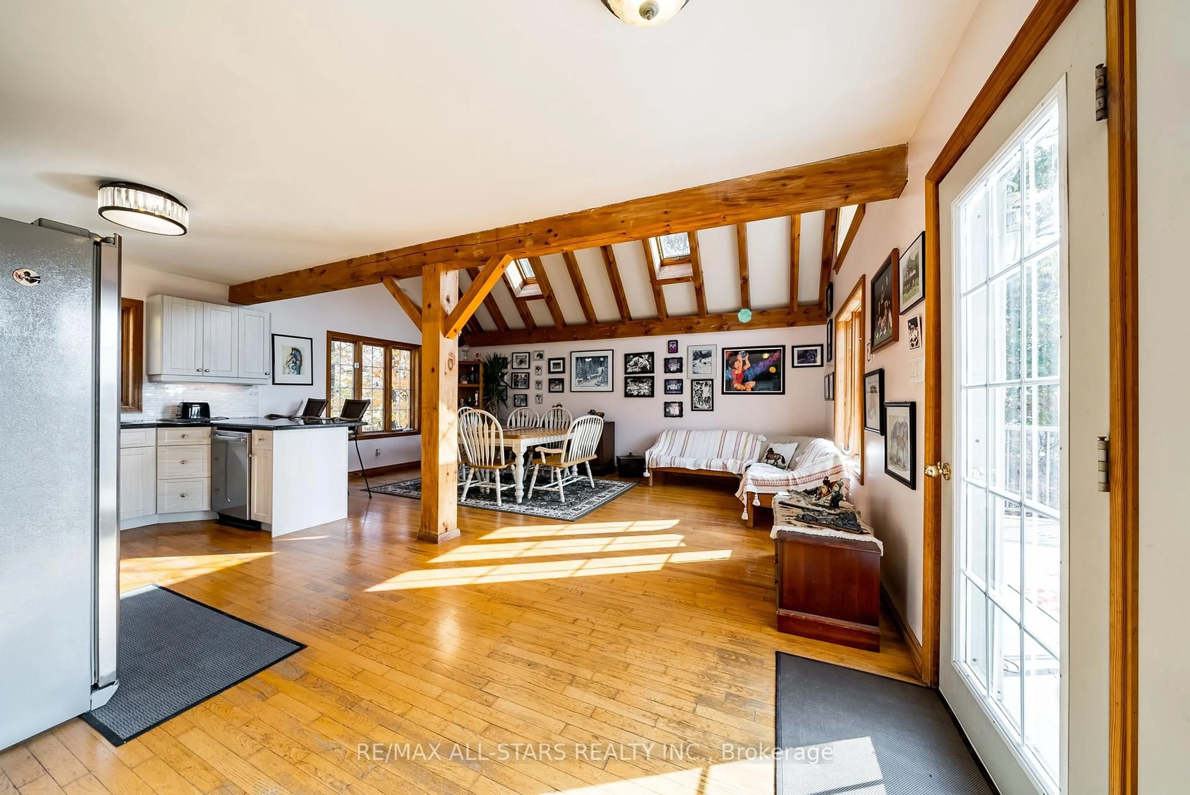 Indoor foyer for 100 Snow Ridge Crt, Oshawa Ontario L1H 0S5