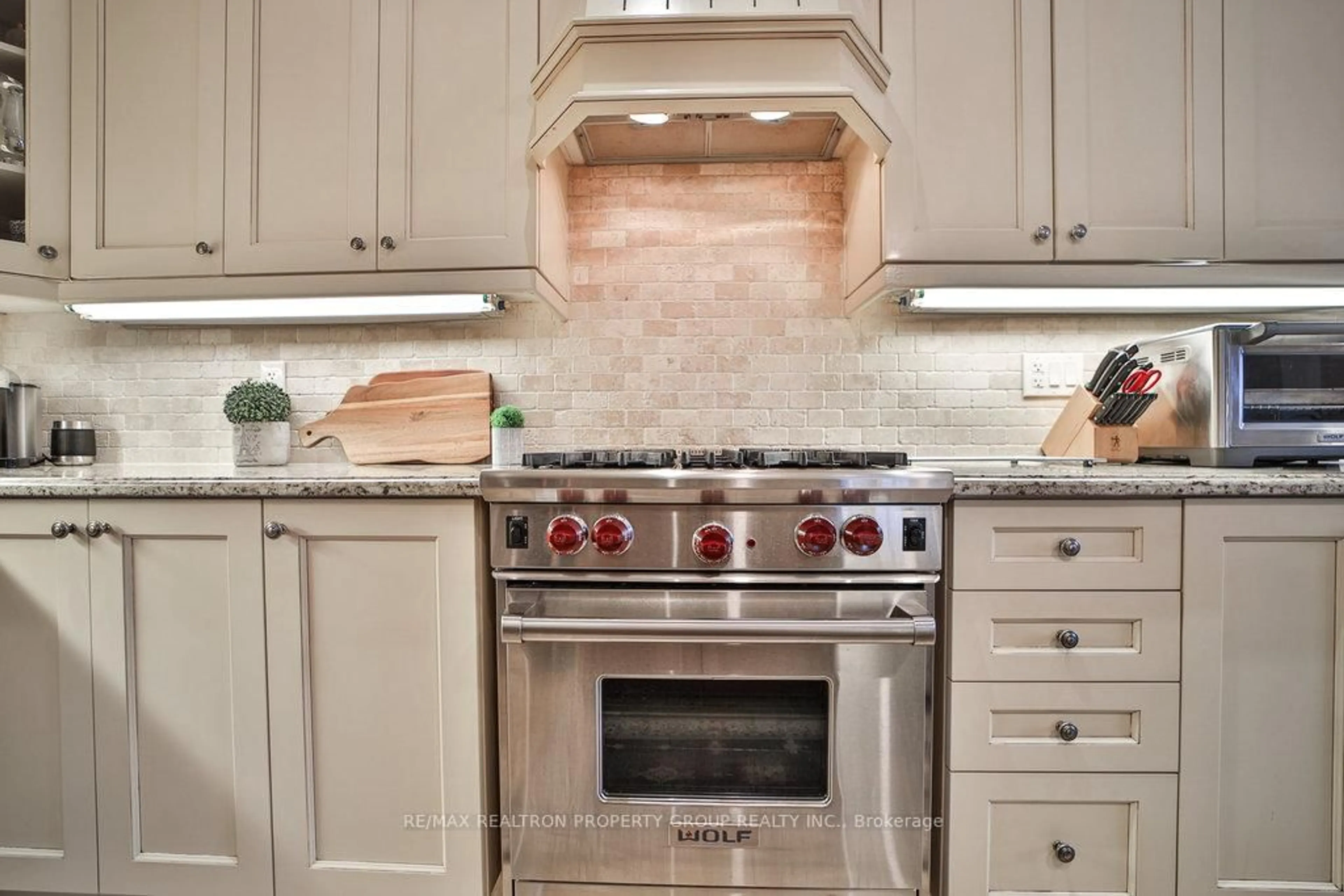 Contemporary kitchen, ceramic/tile floor for 168 Twyn Rivers Dr, Pickering Ontario L1V 1E2
