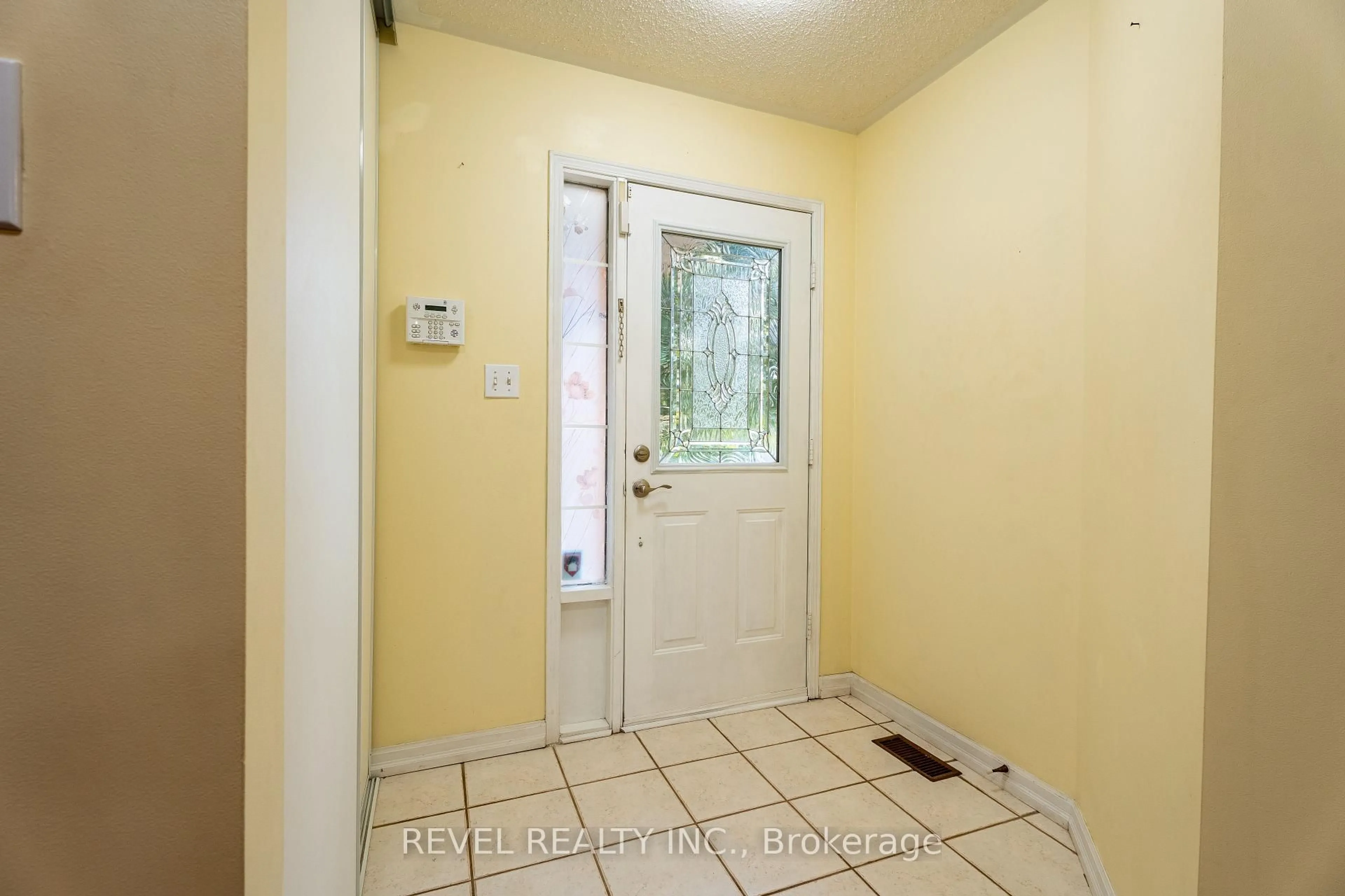 Indoor entryway for 117 Apple Blossom Blvd, Clarington Ontario L1C 4T7