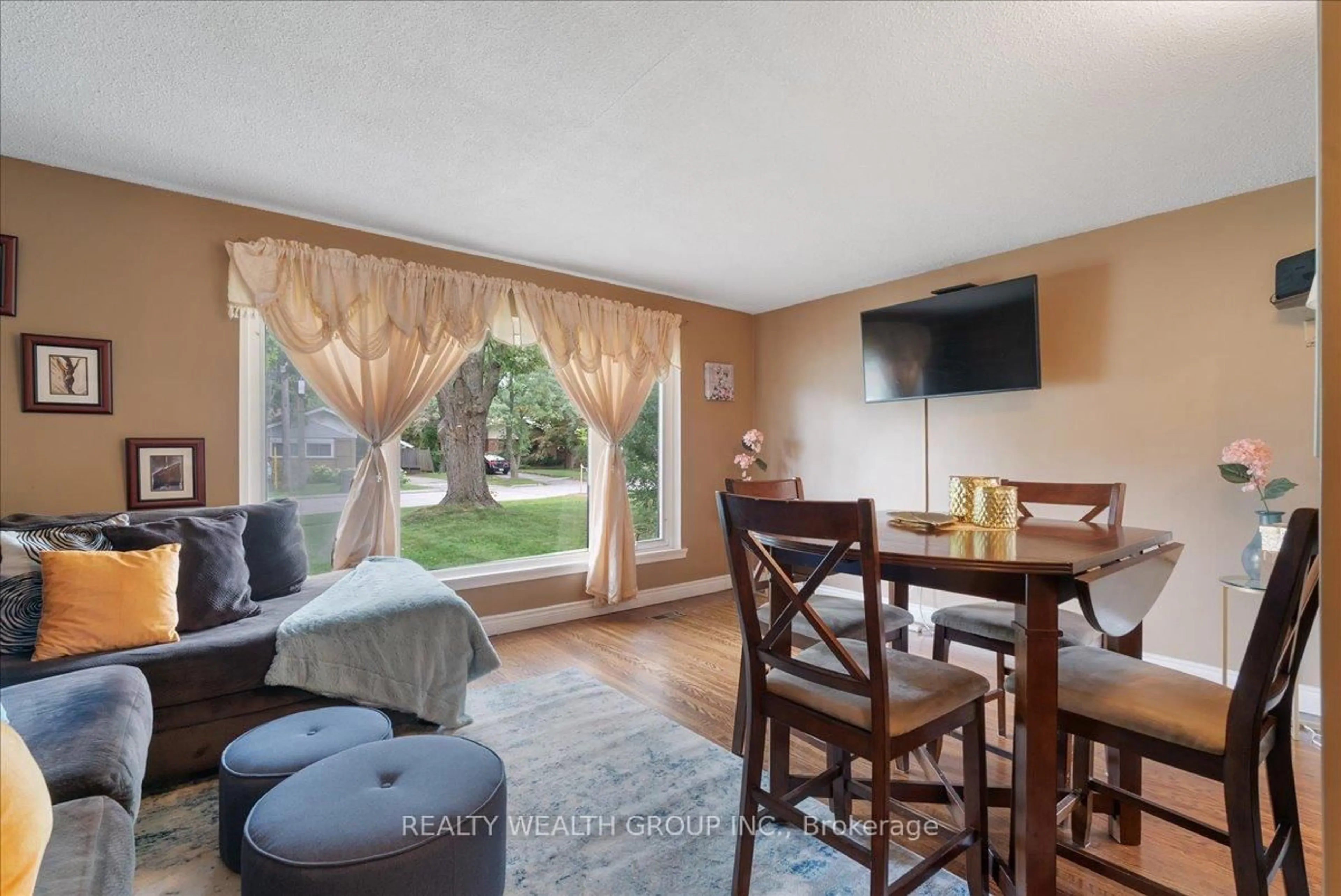 Living room with furniture, wood/laminate floor for 53 Northfield Rd, Toronto Ontario M1G 2H5