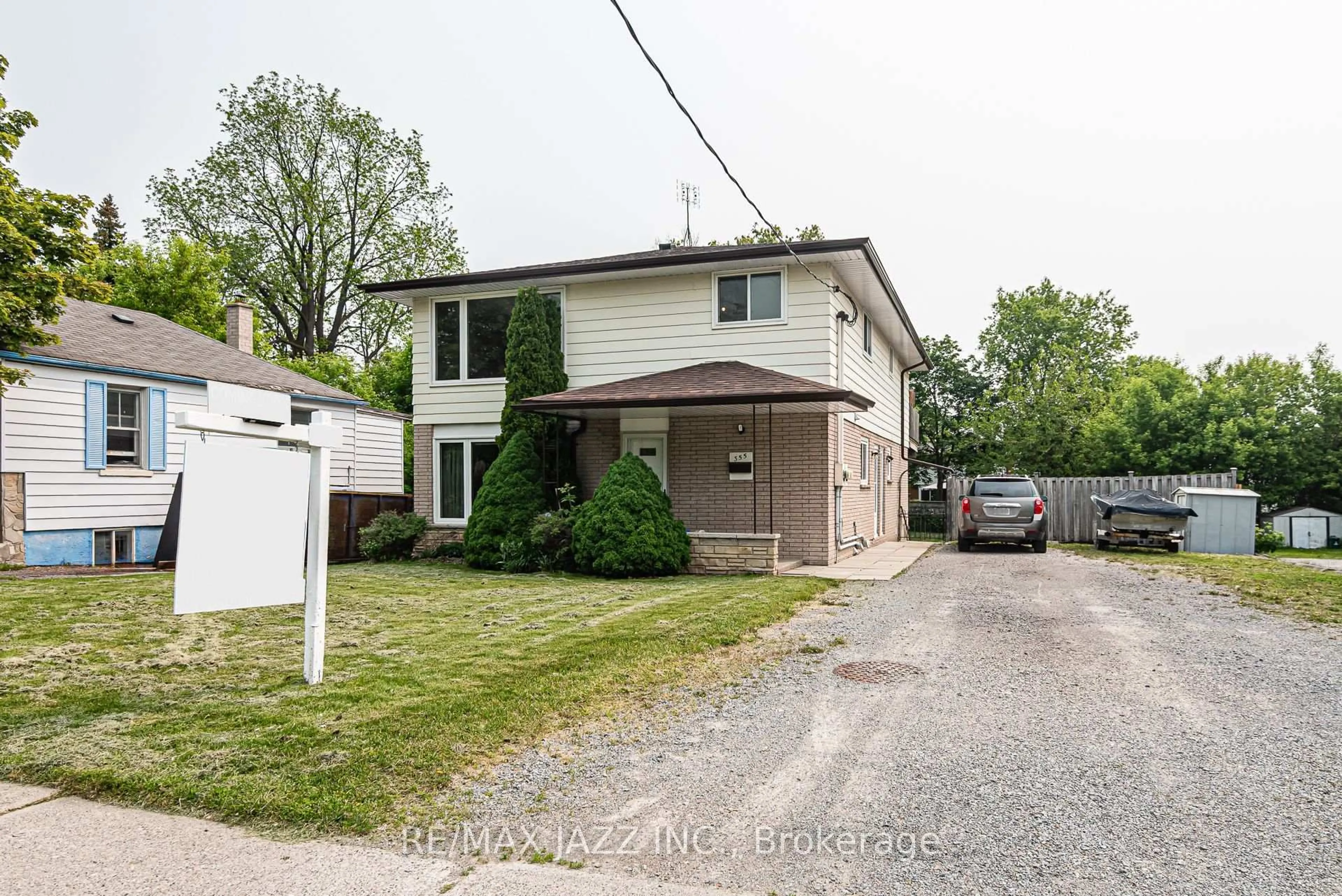 A pic from outside/outdoor area/front of a property/back of a property/a pic from drone, street for 355 Oshawa Blvd, Oshawa Ontario L1G 5T2