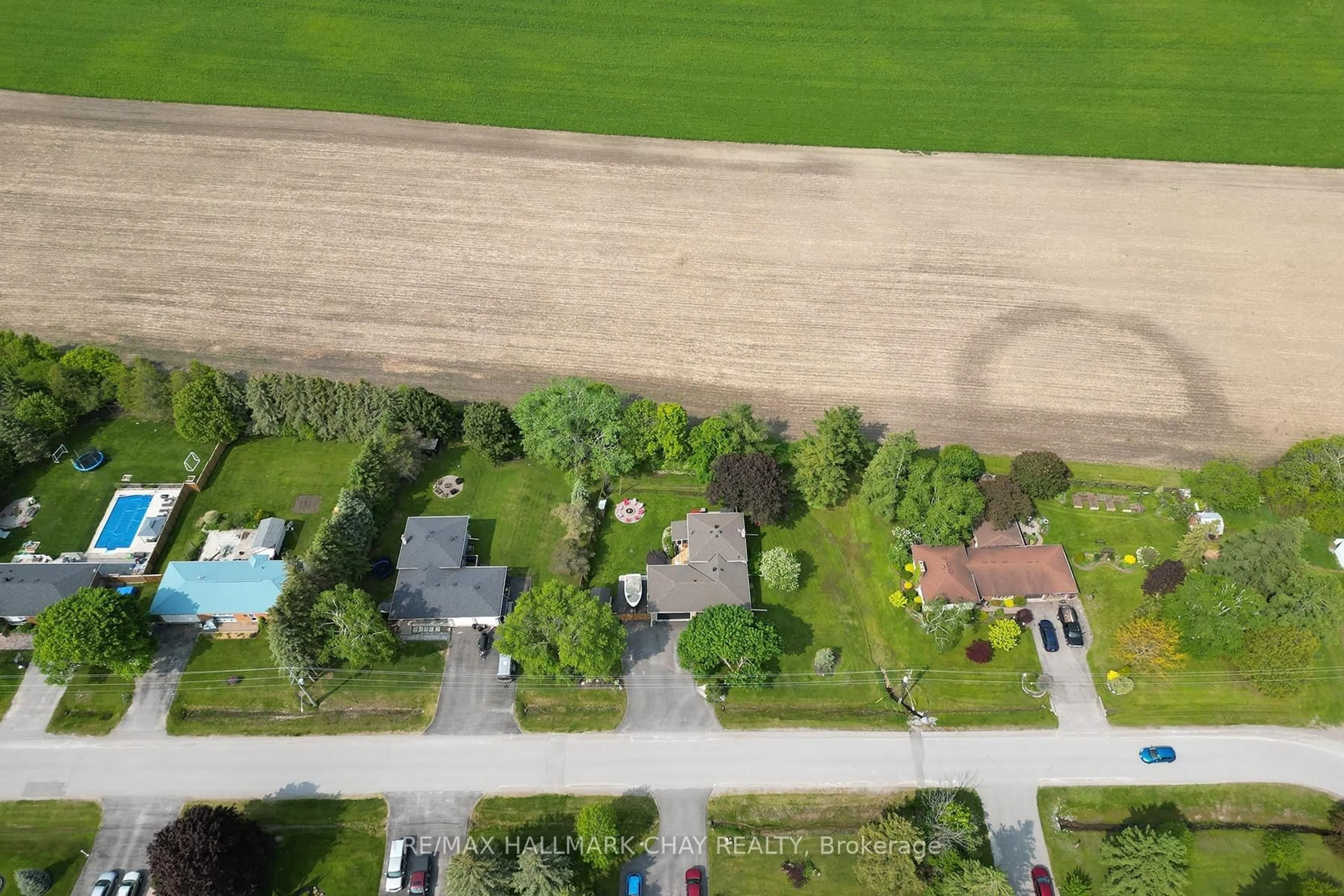 A pic from outside/outdoor area/front of a property/back of a property/a pic from drone, street for 124 Greensboro Dr, Scugog Ontario L0B 1B0