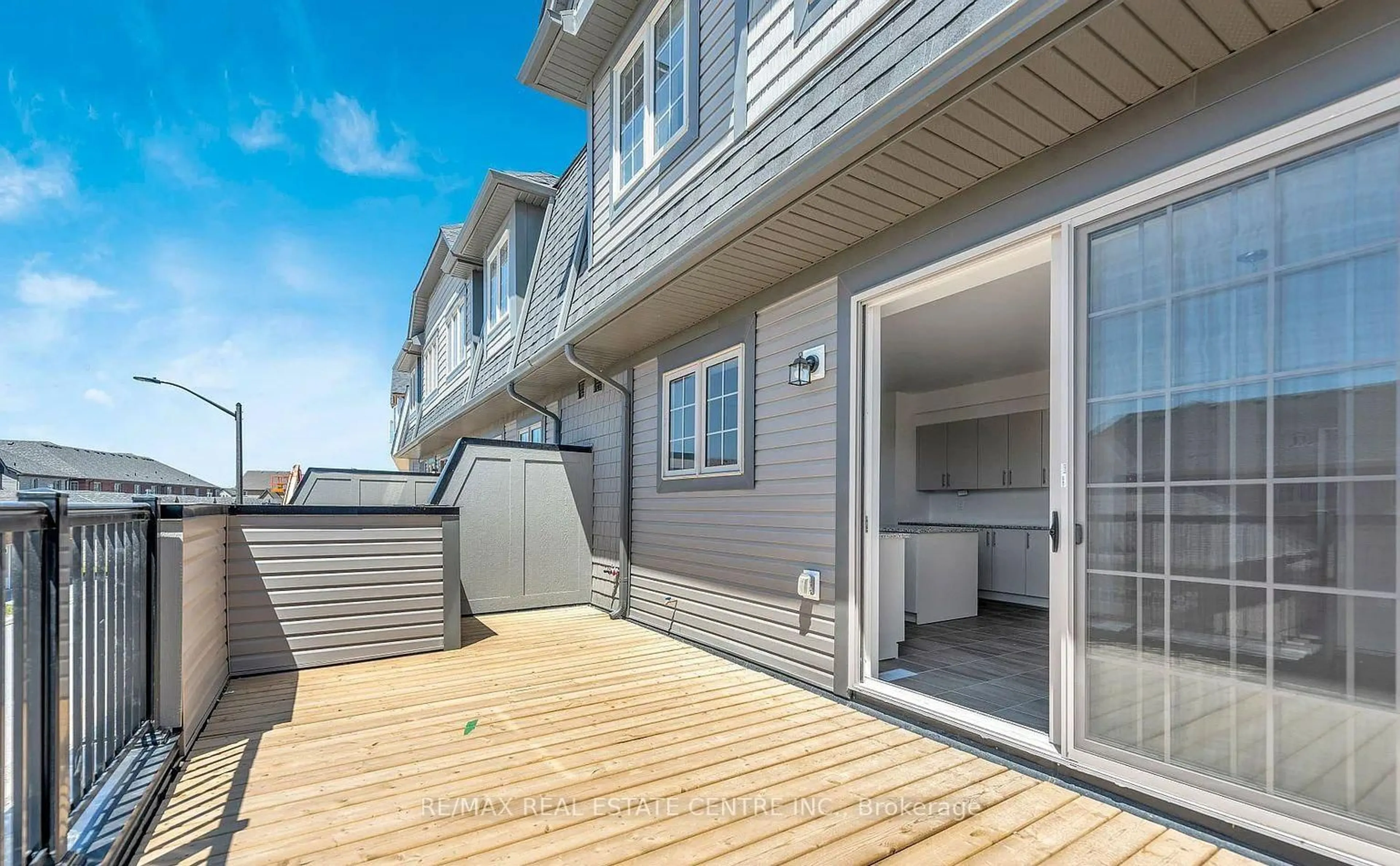 Patio, street for 302 Coronation Rd, Whitby Ontario L1P 0K8