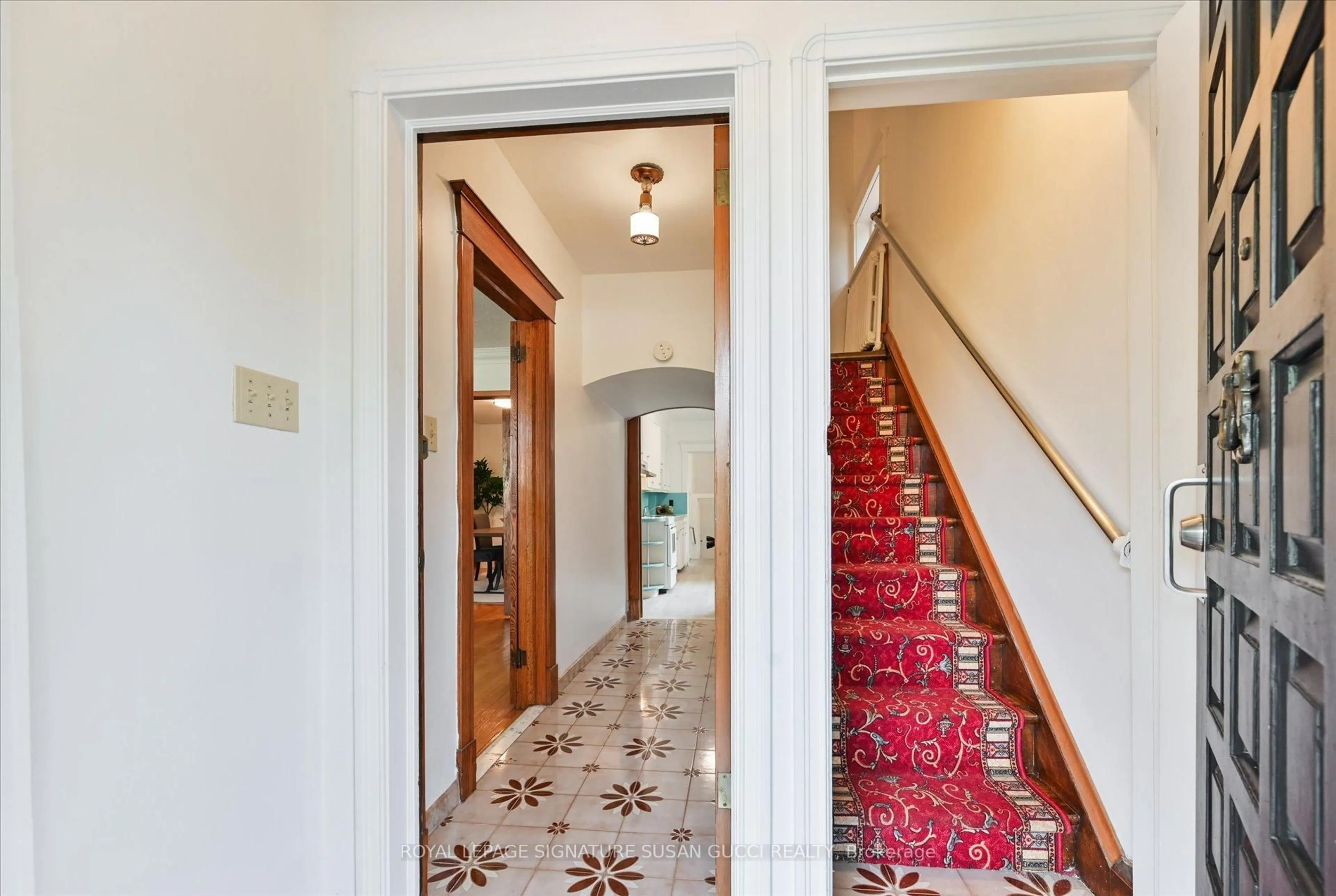 Indoor foyer for 790 Coxwell Ave, Toronto Ontario M4C 3E2