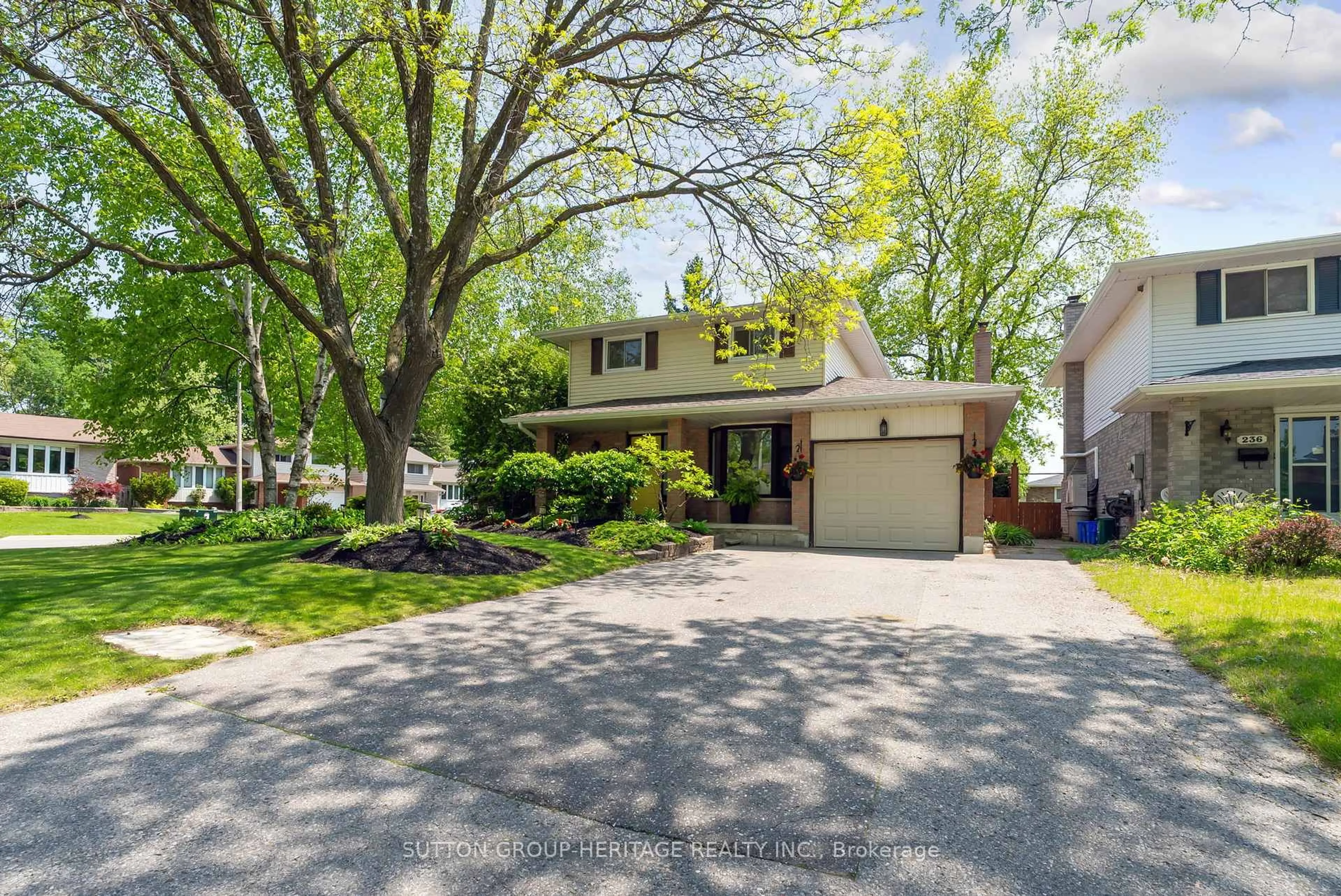 Home with vinyl exterior material, street for 232 Kensington Cres, Oshawa Ontario L1G 7S5