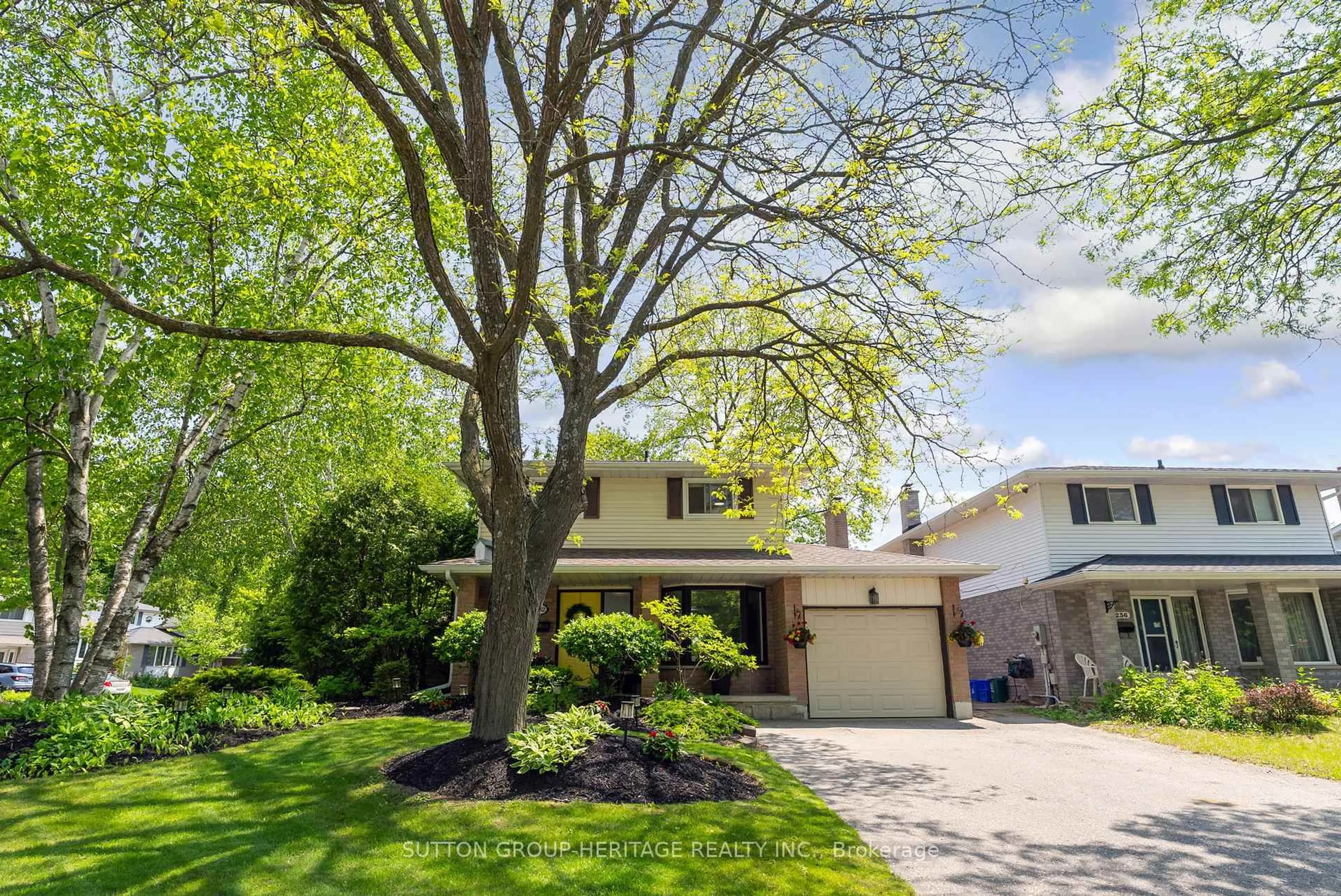 Home with vinyl exterior material, street for 232 Kensington Cres, Oshawa Ontario L1G 7S5
