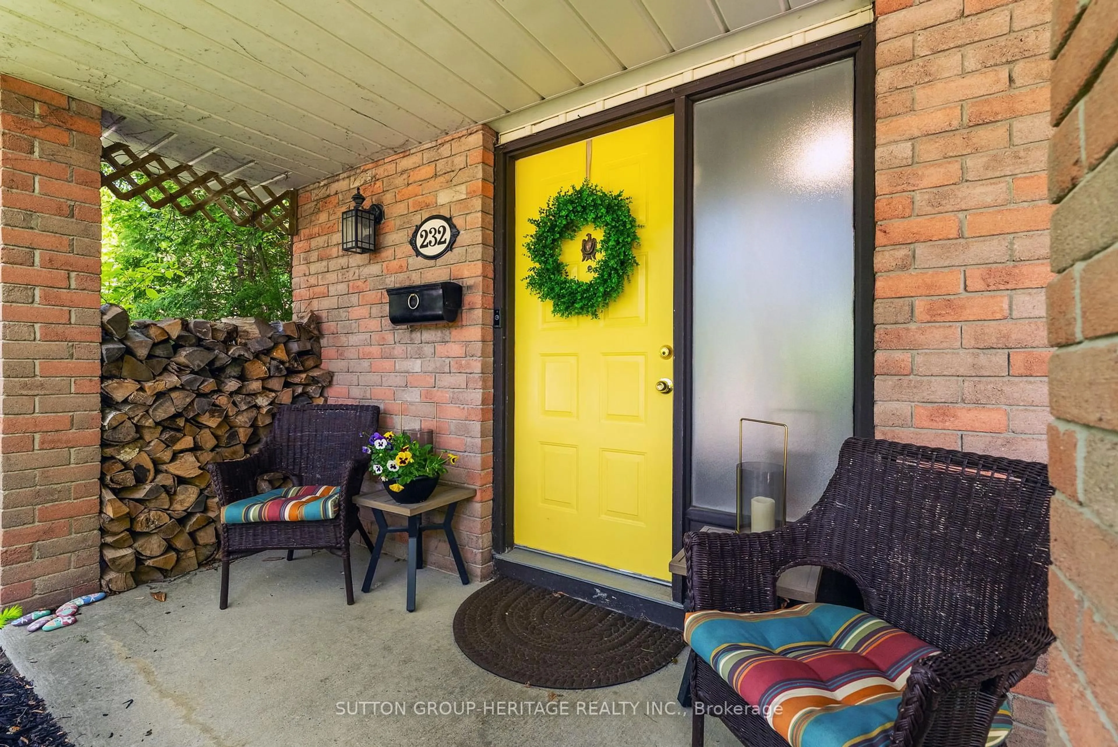 Indoor entryway for 232 Kensington Cres, Oshawa Ontario L1G 7S5