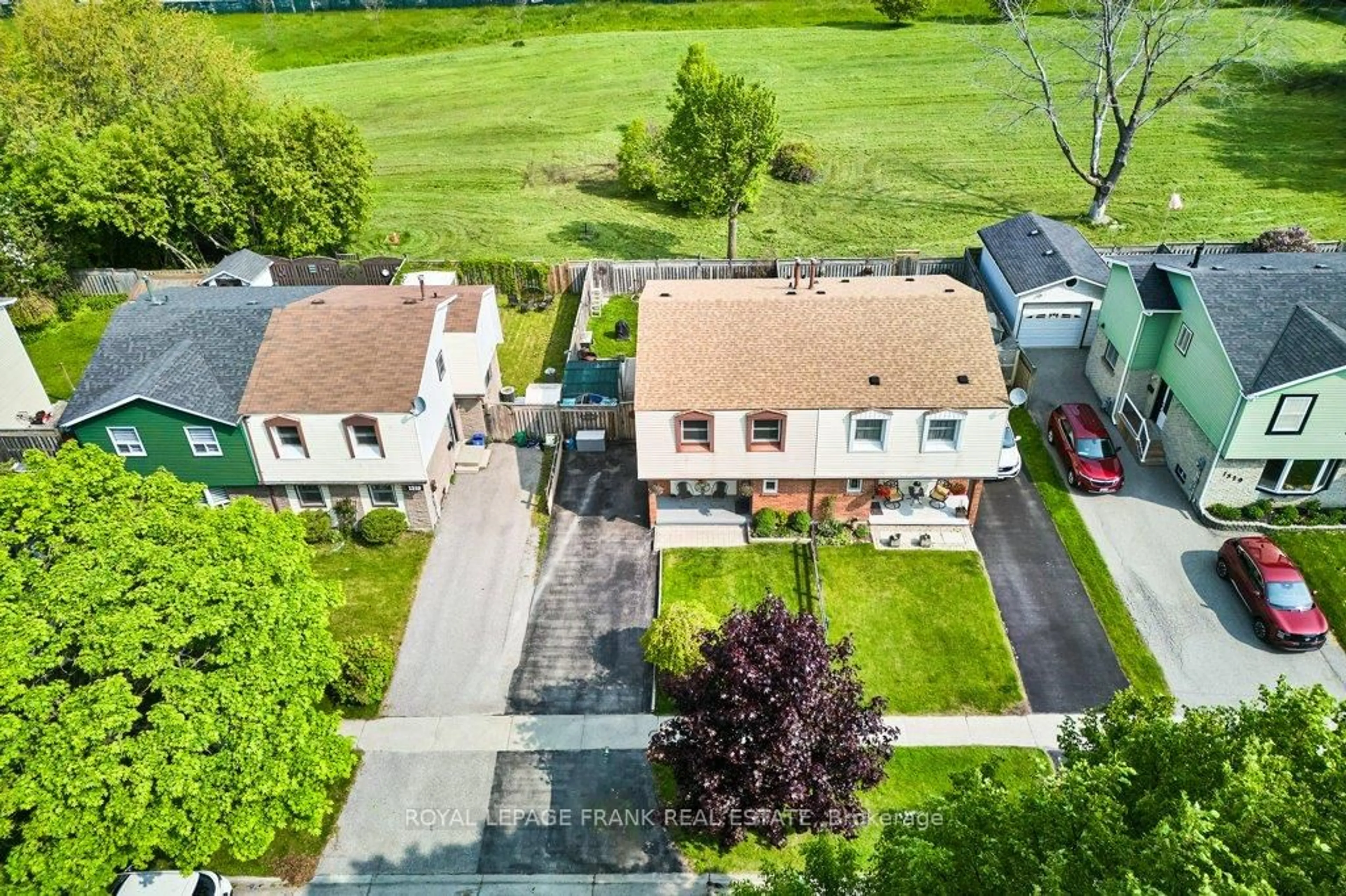 A pic from outside/outdoor area/front of a property/back of a property/a pic from drone, street for 1323 Fenelon Cres, Oshawa Ontario L1J 6G2