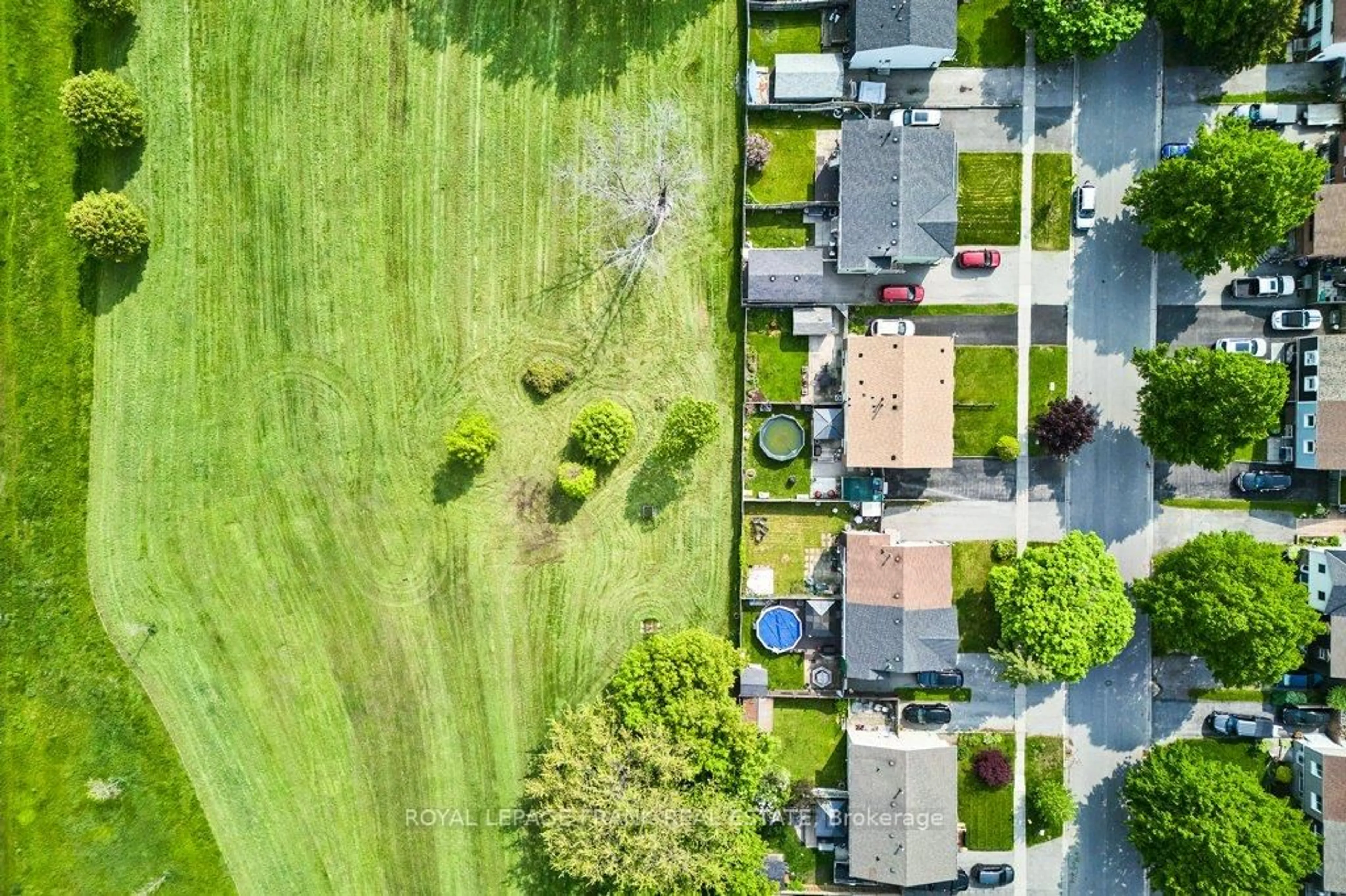 A pic from outside/outdoor area/front of a property/back of a property/a pic from drone, street for 1323 Fenelon Cres, Oshawa Ontario L1J 6G2