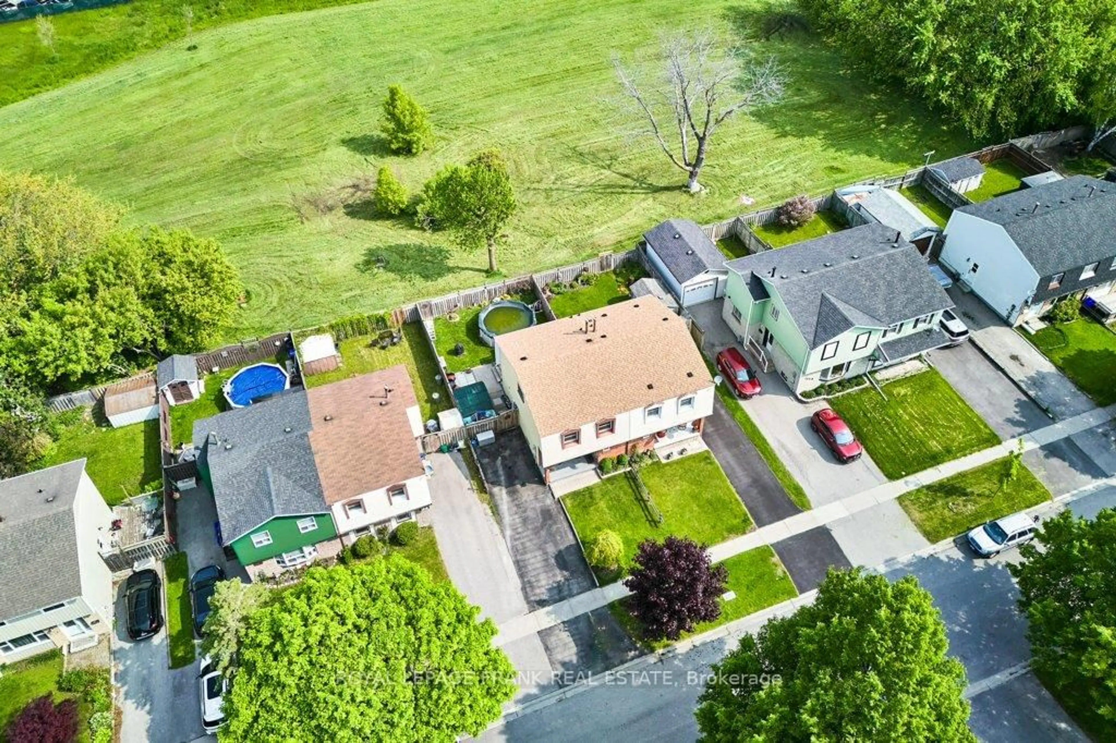 A pic from outside/outdoor area/front of a property/back of a property/a pic from drone, street for 1323 Fenelon Cres, Oshawa Ontario L1J 6G2