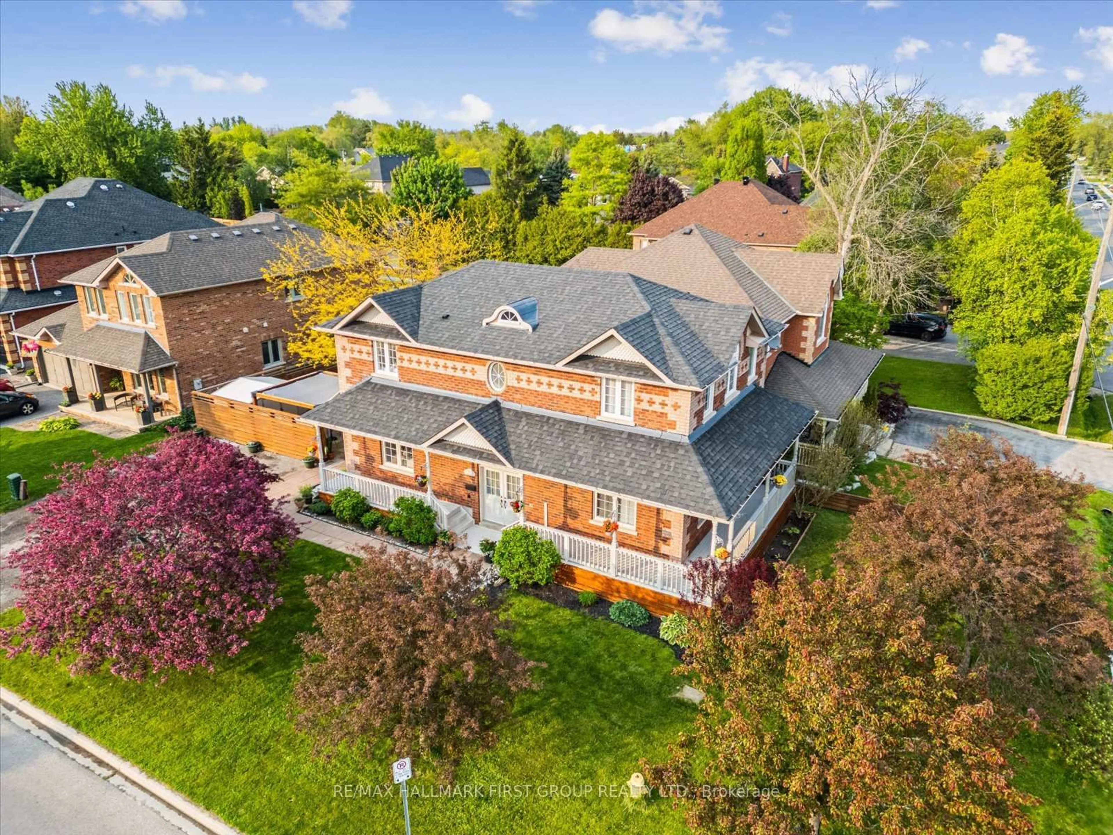 A pic from outside/outdoor area/front of a property/back of a property/a pic from drone, unknown for 937 Pickering Beach Rd, Ajax Ontario L1S 1G3