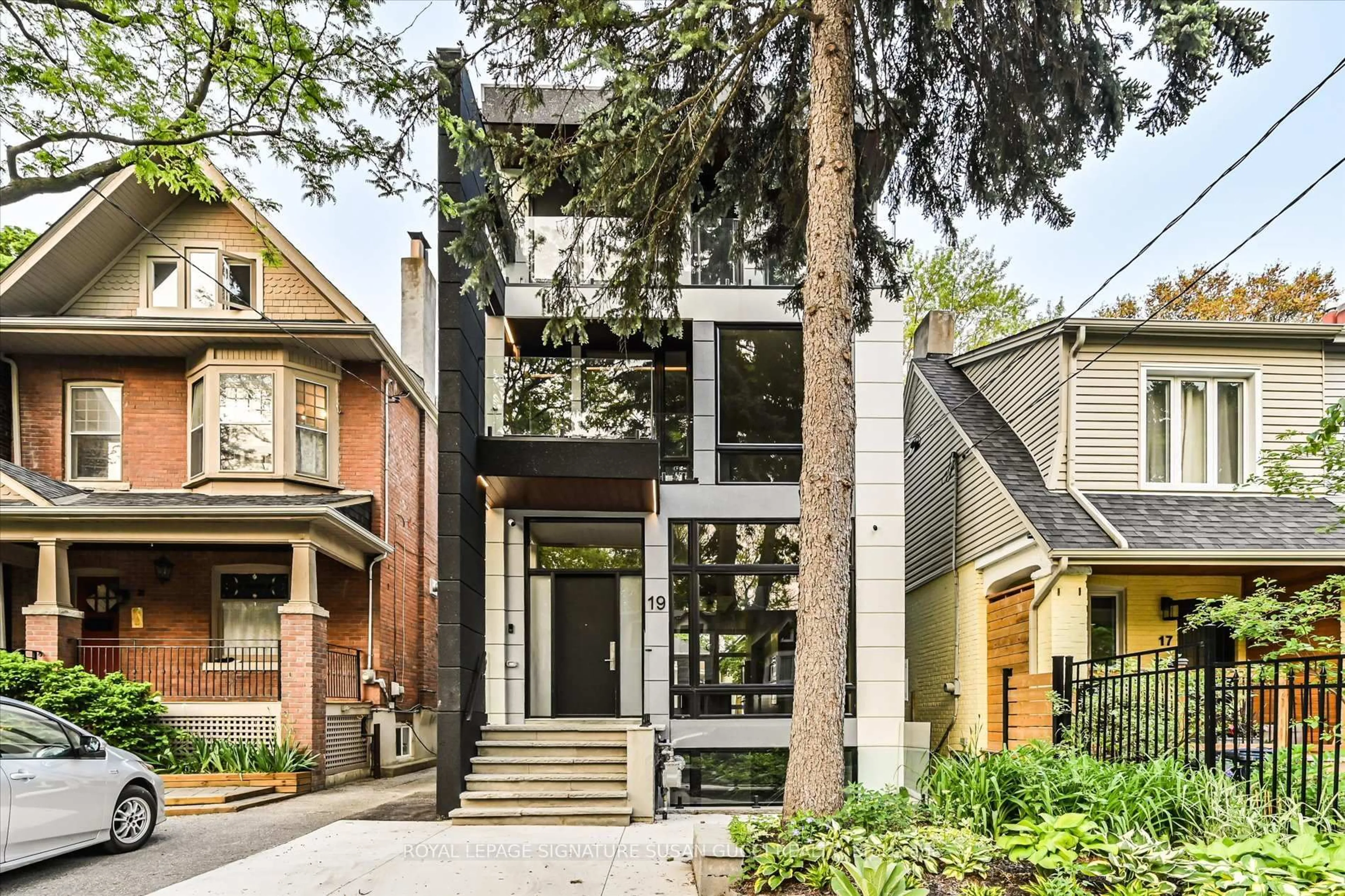 Home with brick exterior material, street for 19 Devon Rd, Toronto Ontario M4E 2J7