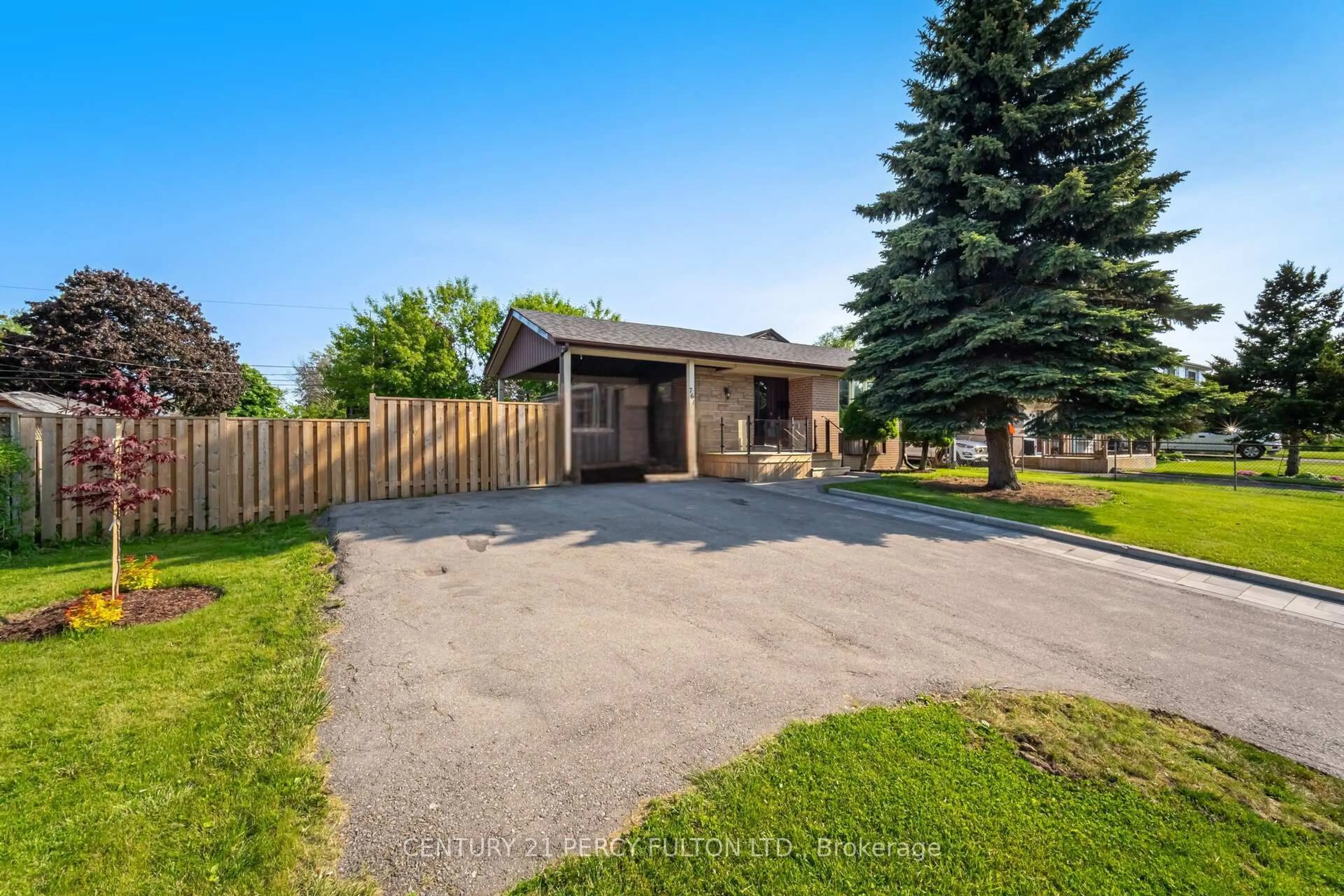 A pic from outside/outdoor area/front of a property/back of a property/a pic from drone, street for 761 Krosno Blvd, Pickering Ontario L1W 1G5