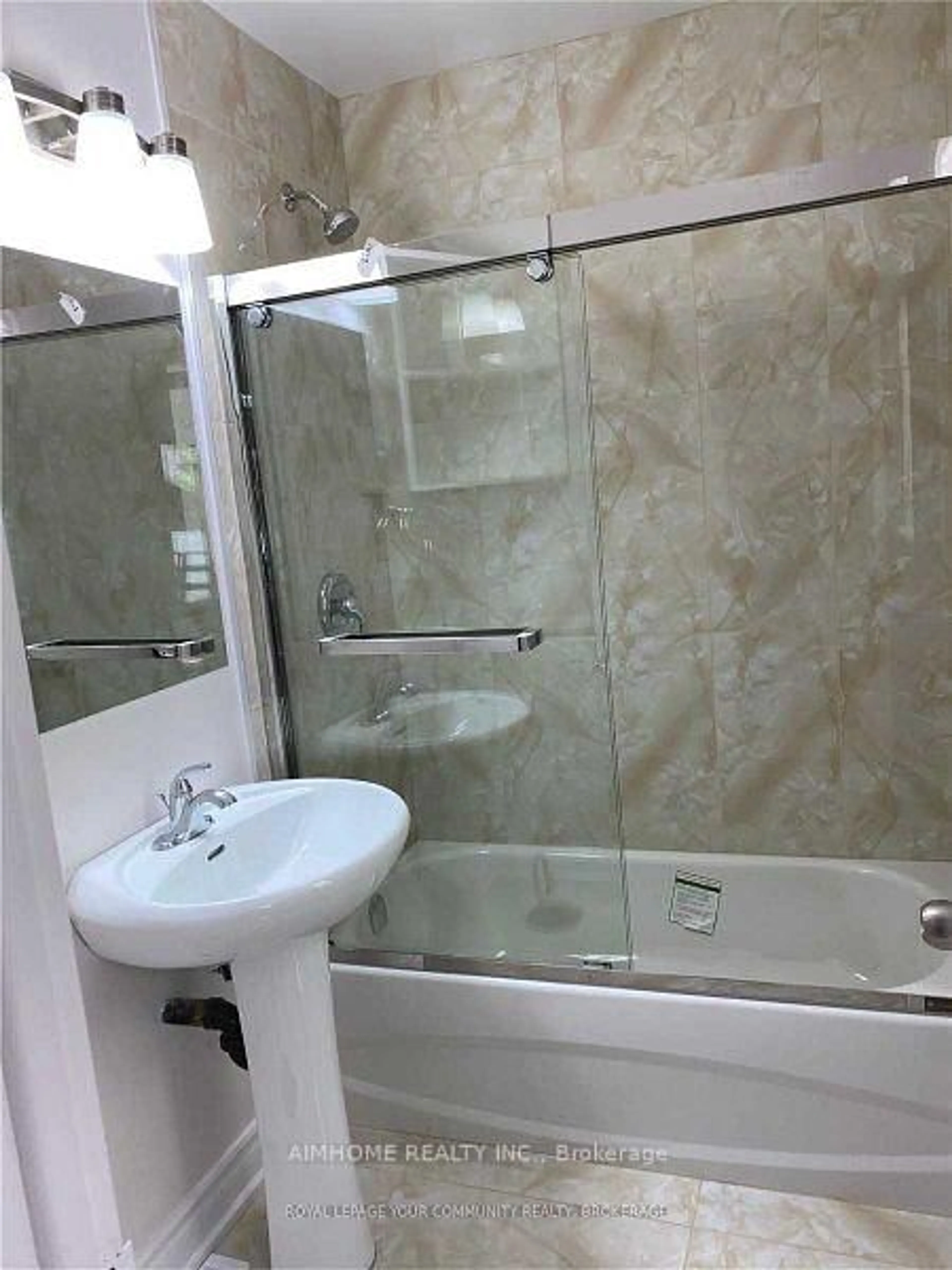 Standard bathroom, ceramic/tile floor for 18 Ilfracombe Cres Cres, Toronto Ontario M1R 3R8