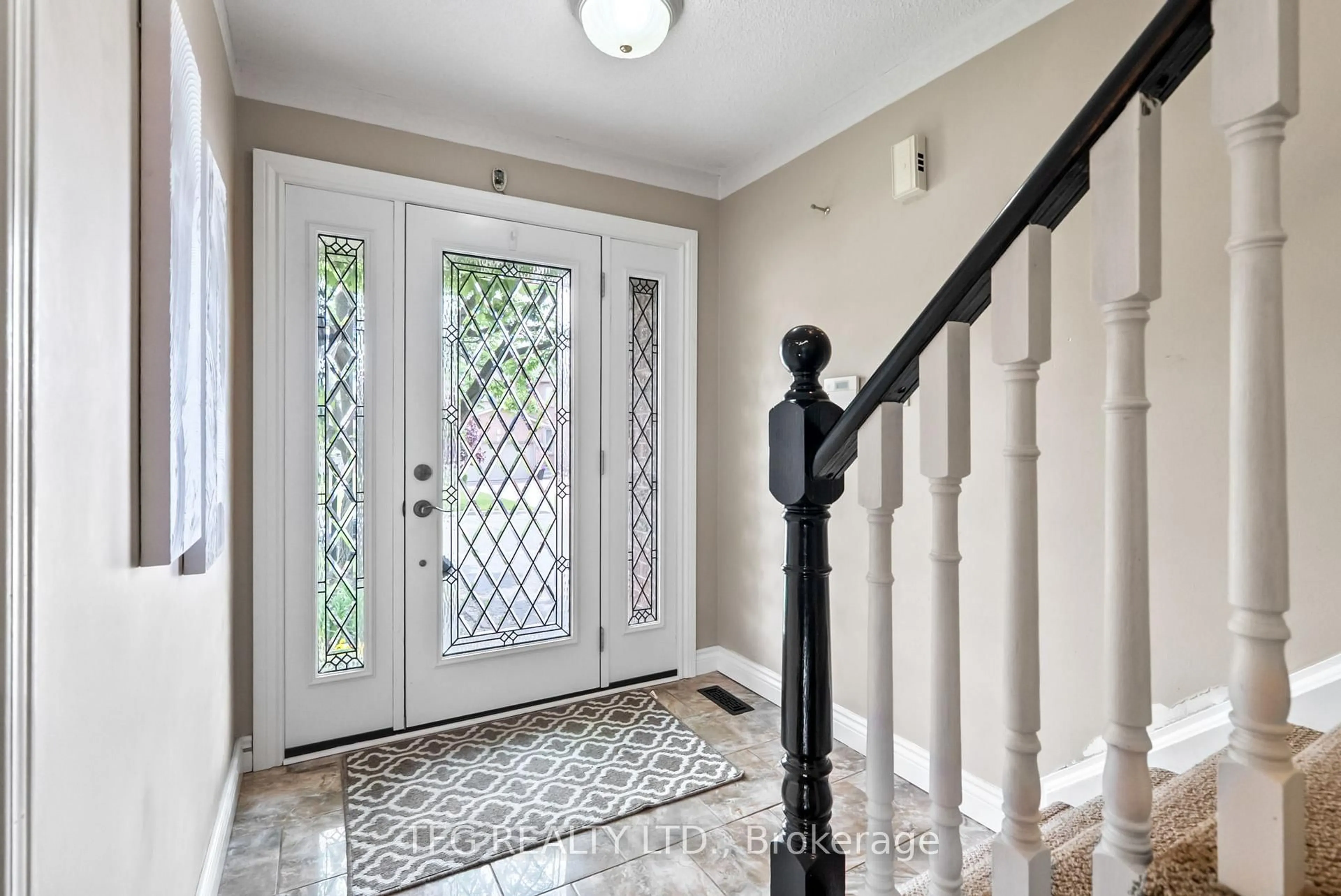 Indoor entryway for 14 Lismer Dr, Whitby Ontario L1N 9A3