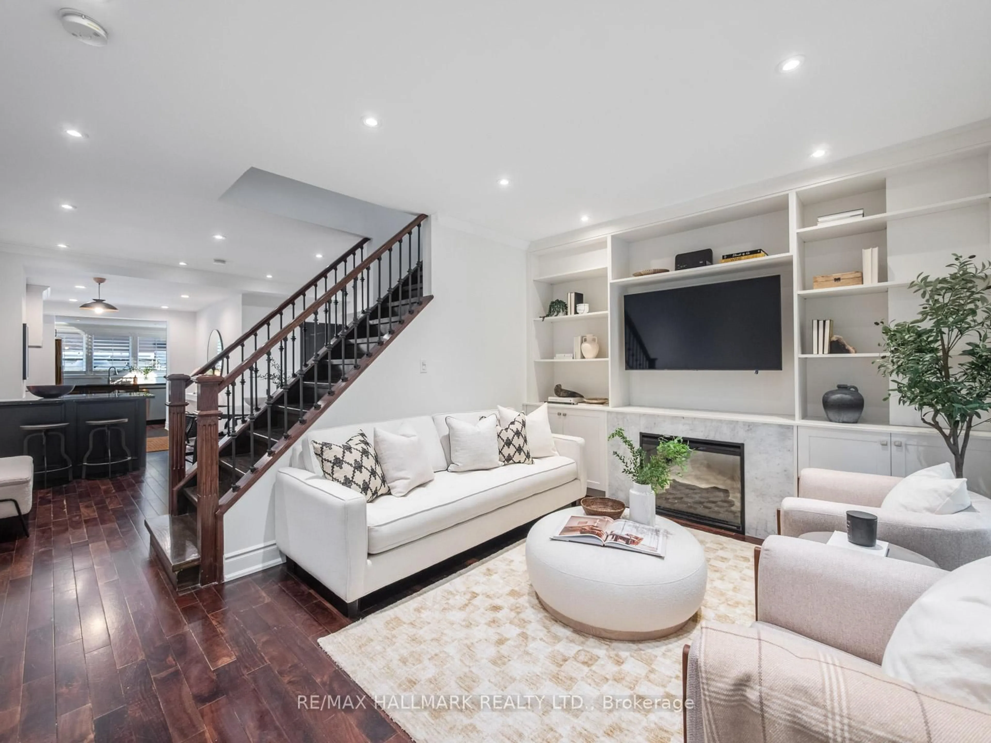 Living room with furniture, unknown for 29 Dearbourne Ave, Toronto Ontario M4K 1M6