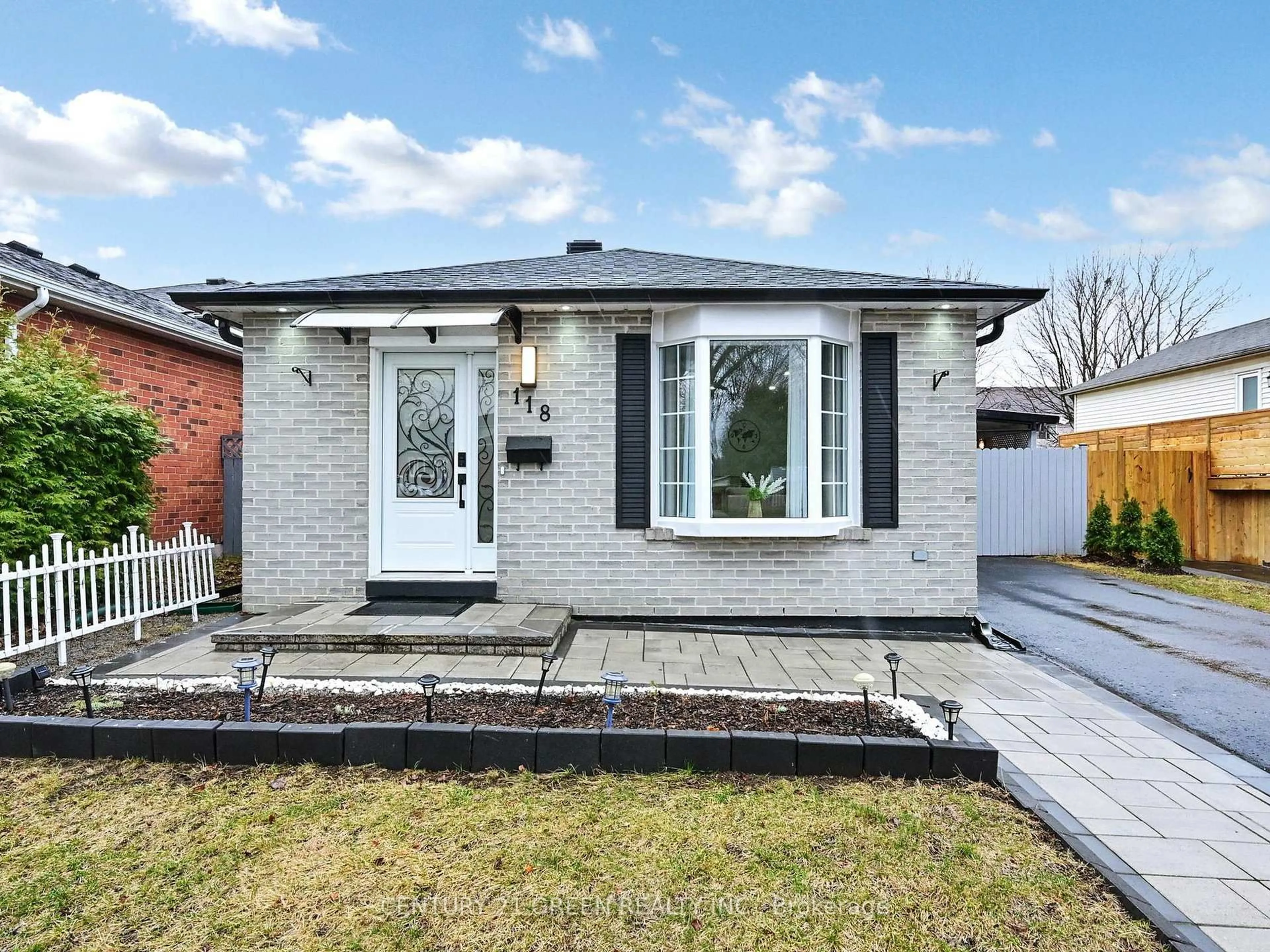 Home with brick exterior material, street for 118 Homefield Sq, Clarington Ontario L1E 1K9
