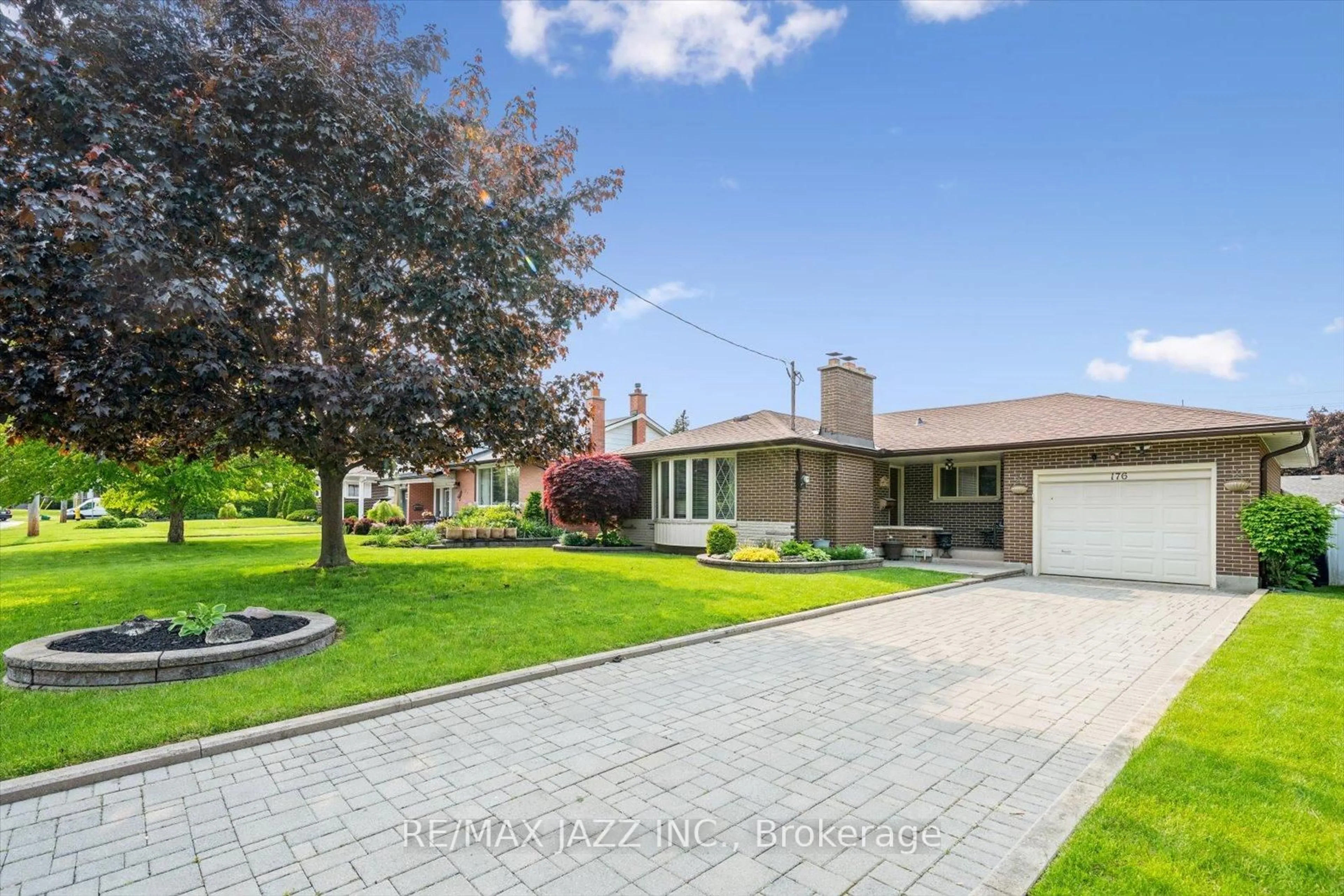 A pic from outside/outdoor area/front of a property/back of a property/a pic from drone, street for 176 Hillsdale Ave, Oshawa Ontario L1G 2P7