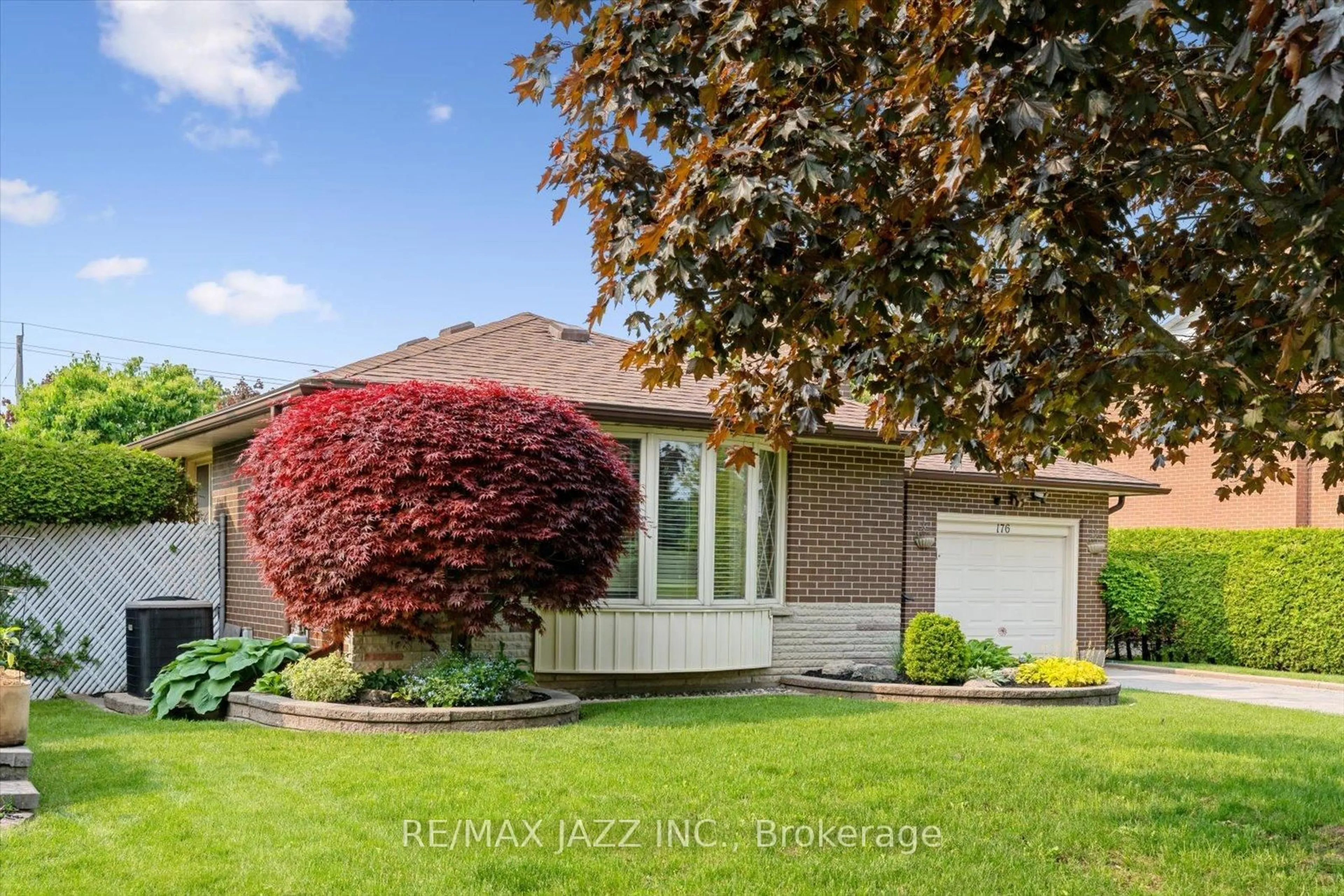 Home with vinyl exterior material, street for 176 Hillsdale Ave, Oshawa Ontario L1G 2P7