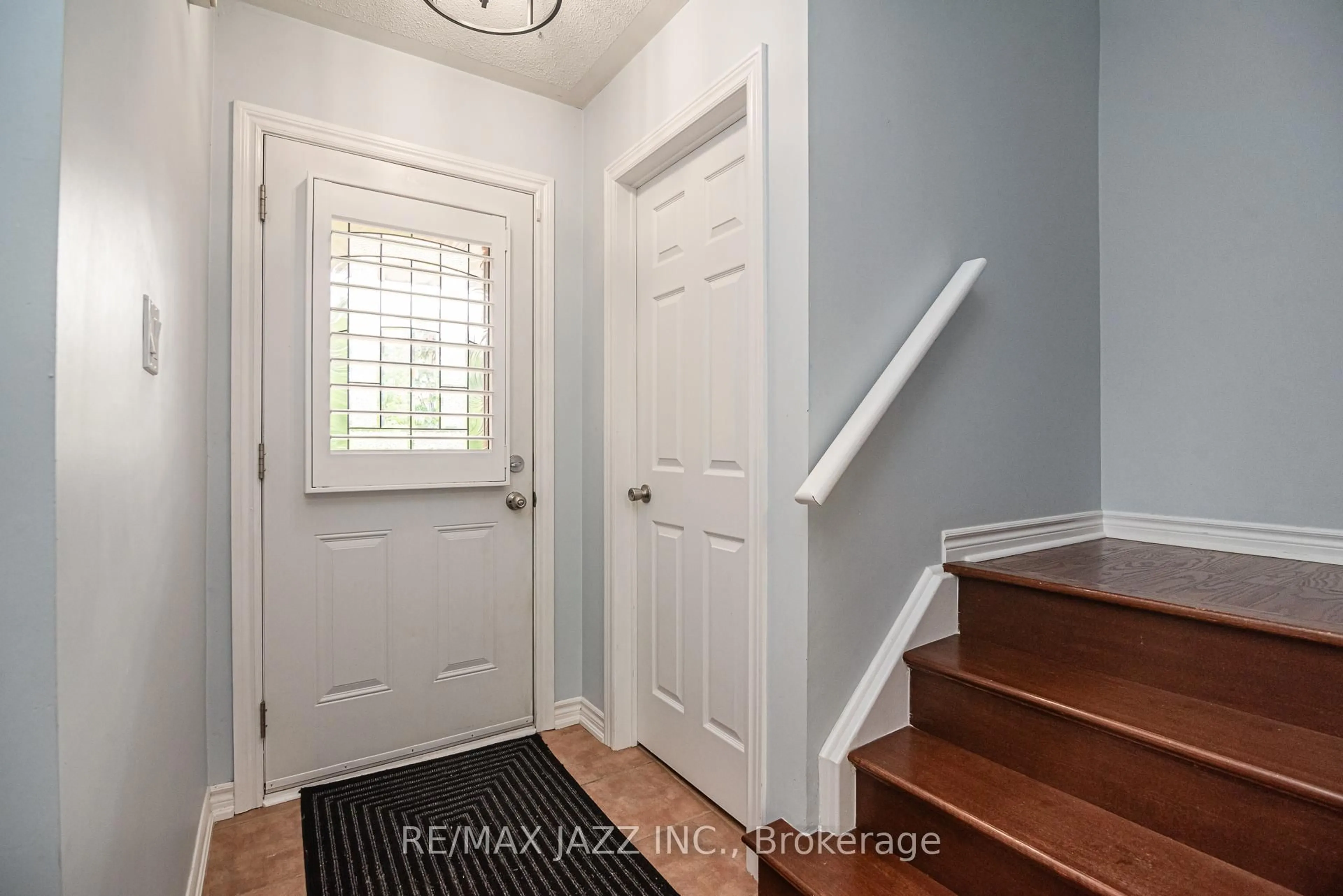 Indoor entryway for 88 Richfield Sq, Clarington Ontario L1E 3G4