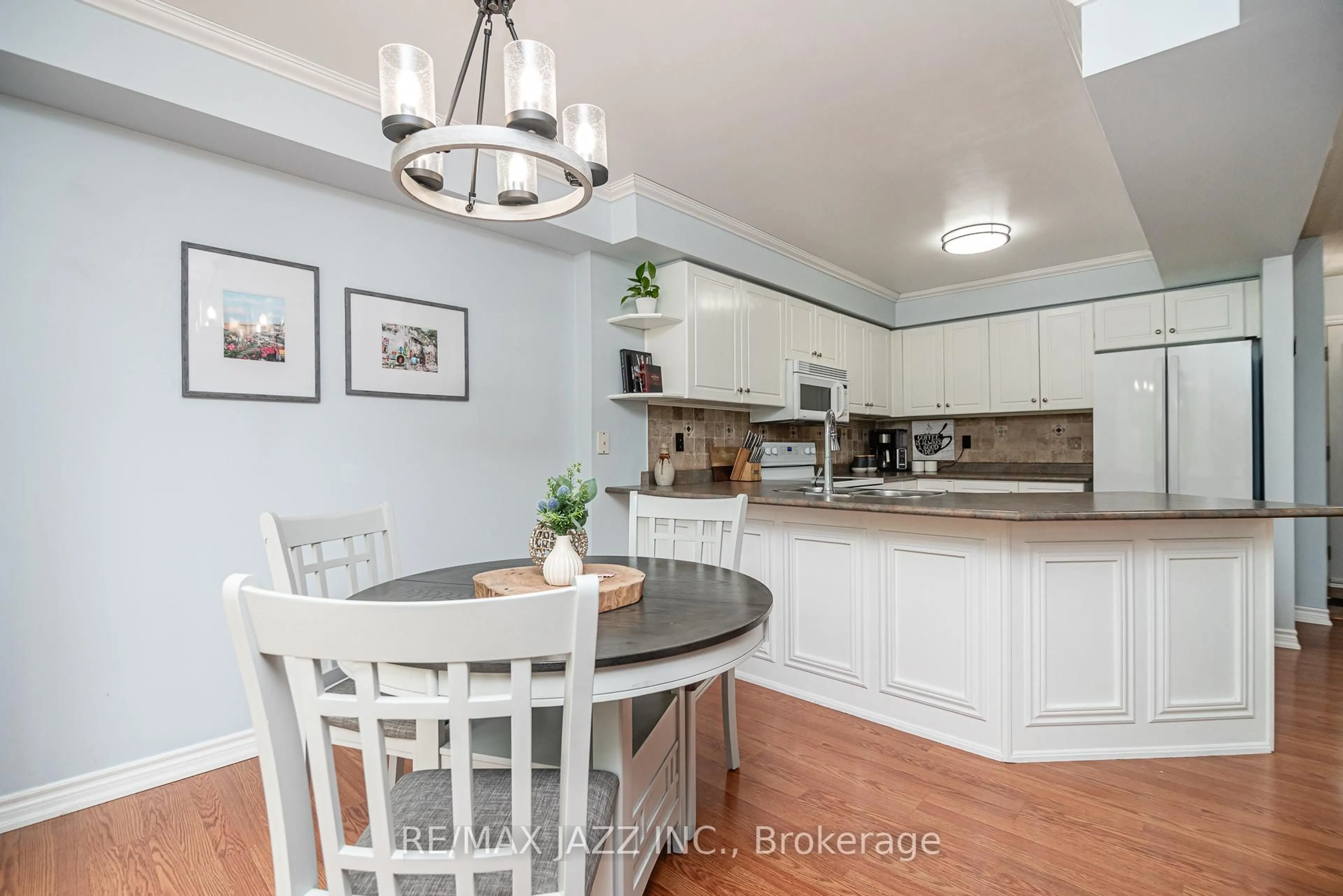 Open concept kitchen, wood/laminate floor for 88 Richfield Sq, Clarington Ontario L1E 3G4