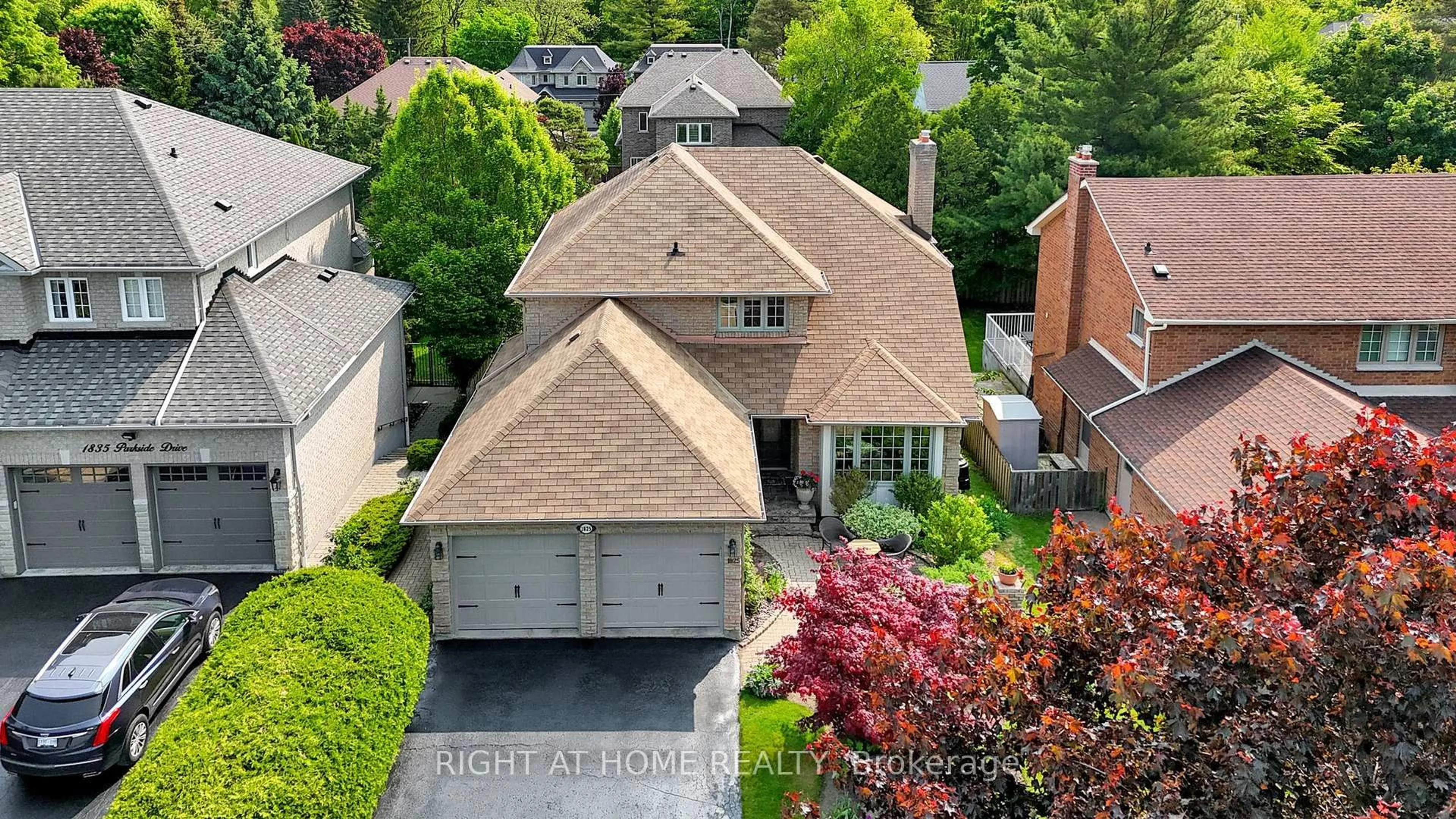 A pic from outside/outdoor area/front of a property/back of a property/a pic from drone, street for 1825 Parkside Dr, Pickering Ontario L1V 3N9