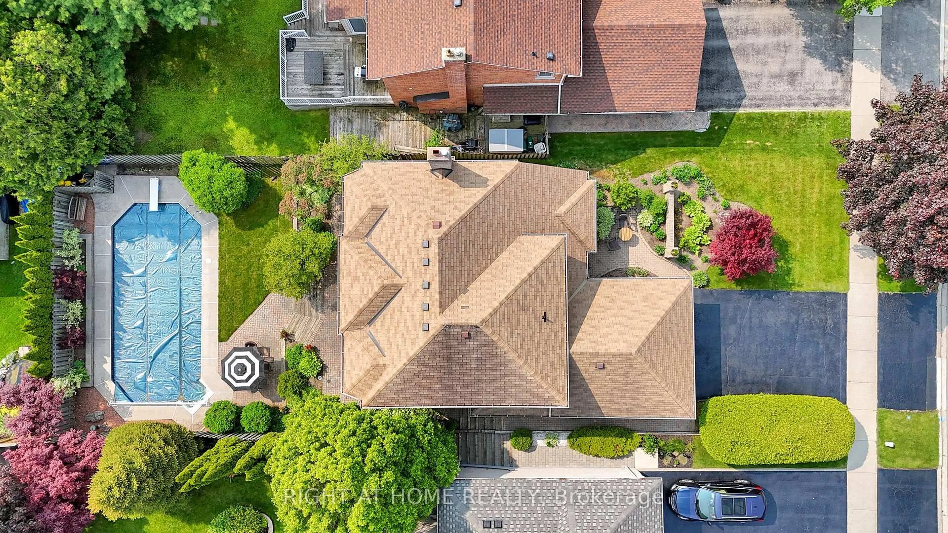 A pic from outside/outdoor area/front of a property/back of a property/a pic from drone, street for 1825 Parkside Dr, Pickering Ontario L1V 3N9